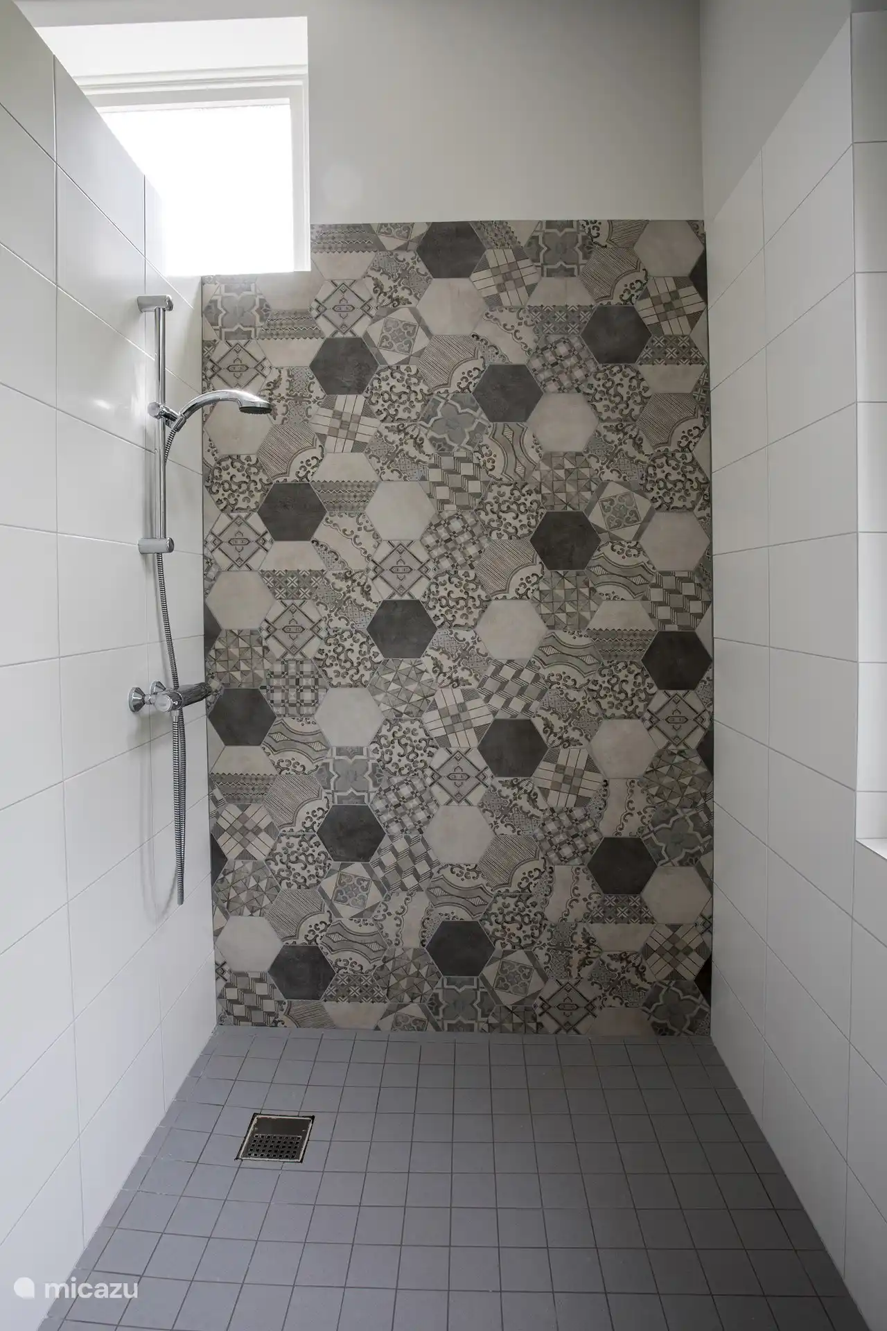 eine der drei Duschen, die sich im 1. OG befindet, mit zwei Duschbädern 