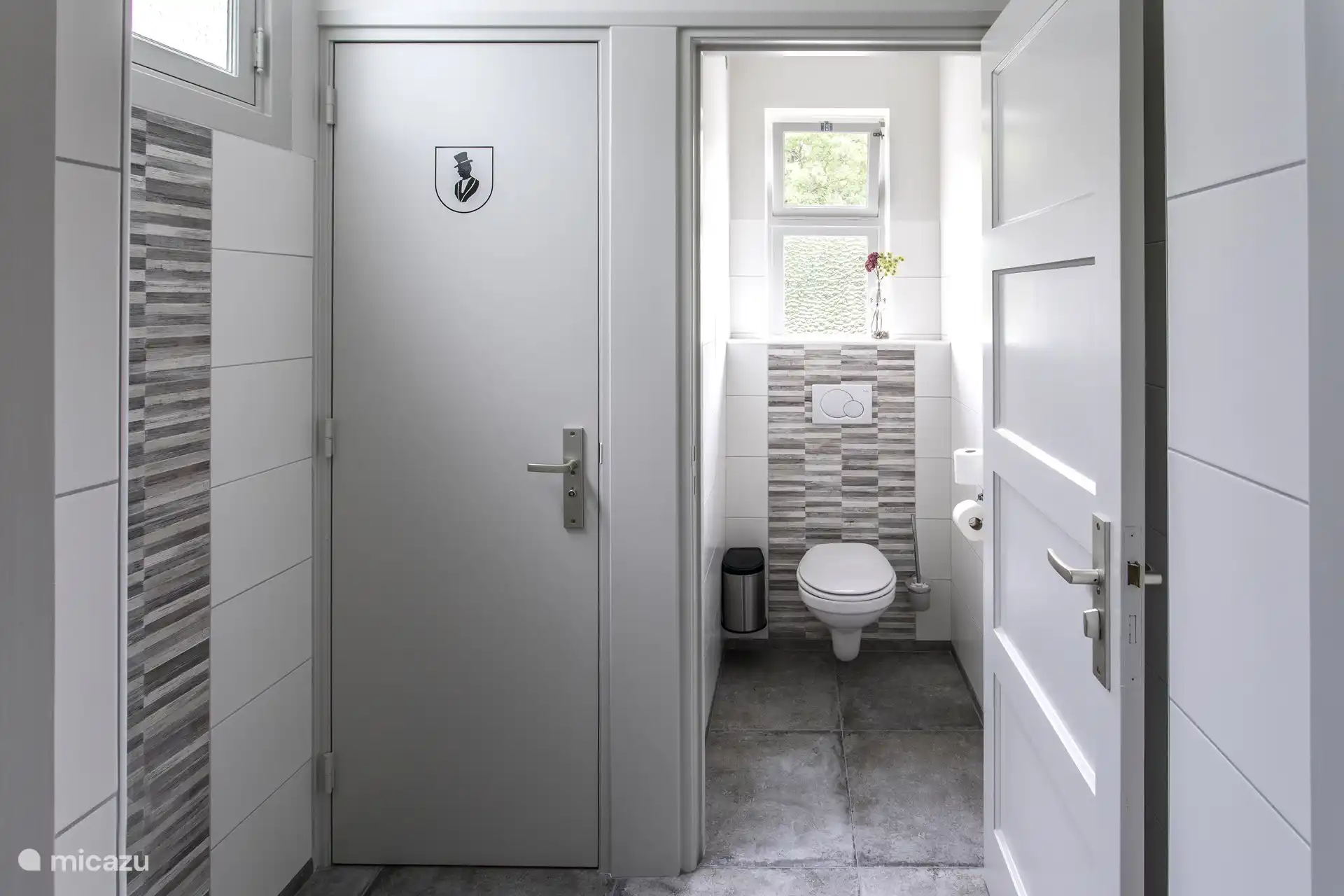 Toilette im Erdgeschoss namens Stinkegouwe 
Damentoilette, Herrenurinal und Herrentoilette.