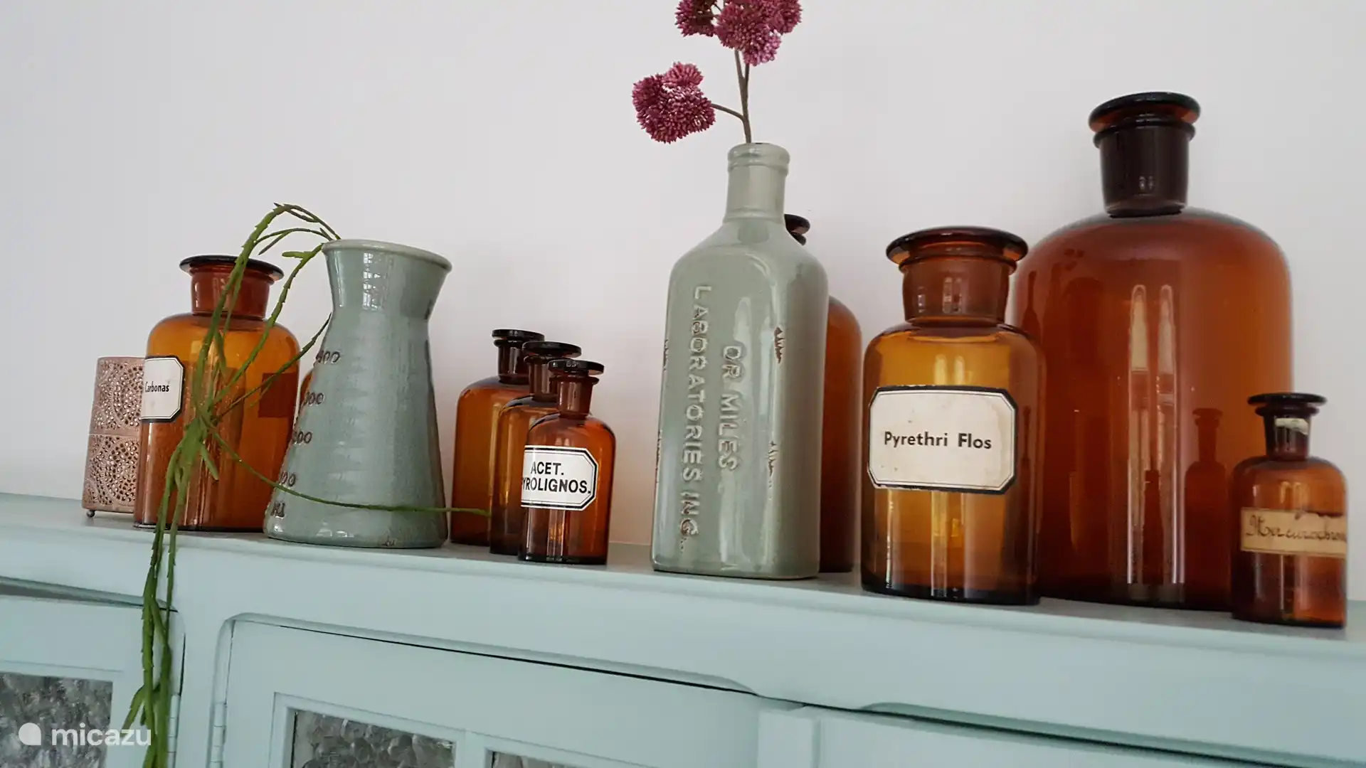 Wenn Sie in die Villa Venray kommen, werden Sie sich in einer Arztvilla wiederfinden. Wir haben hier einige Elemente der Geschichte, einige alte Apothekergläser.