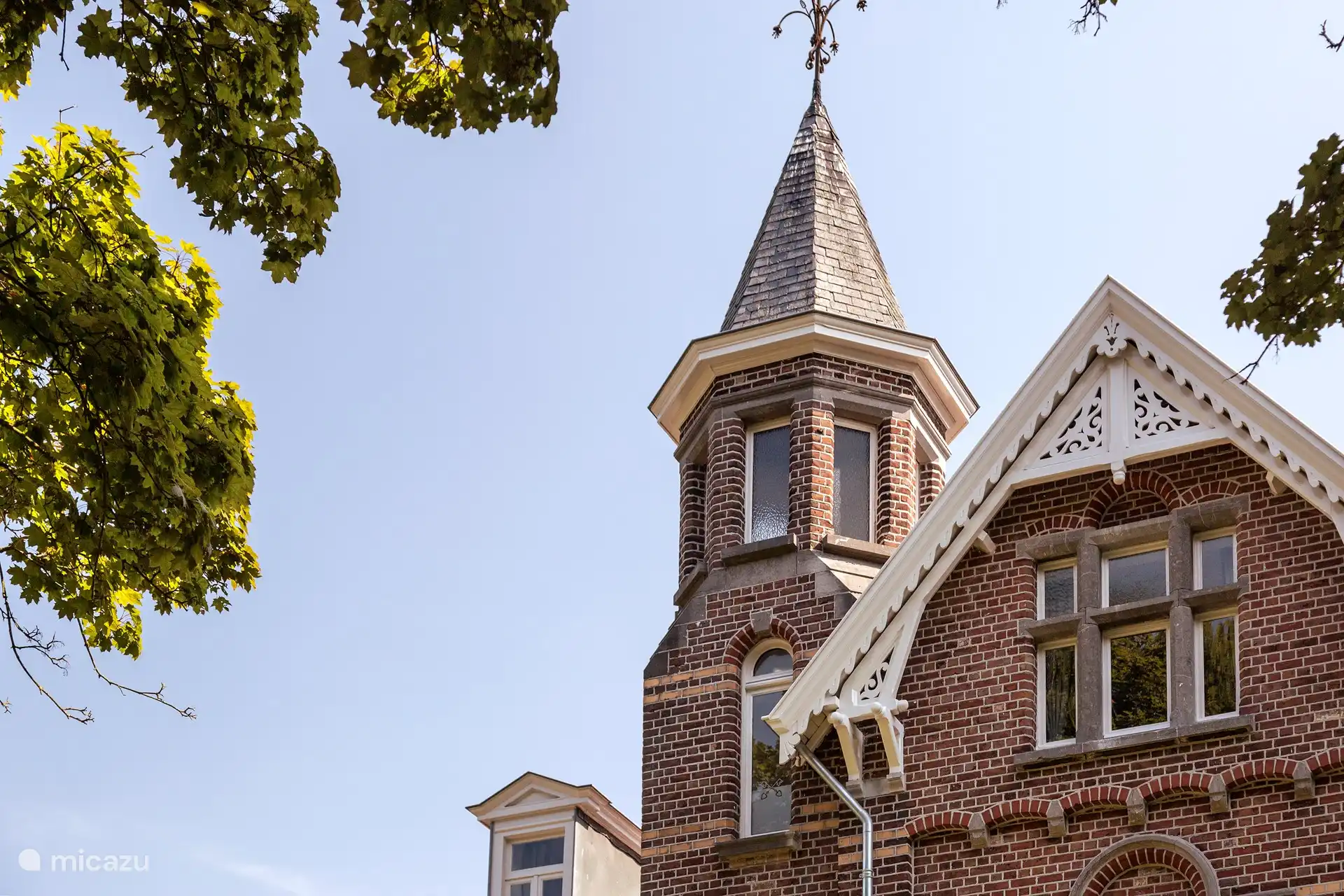 Die Villa ist im klassisch-eklektischen Stil gebaut, der typisch für den Beginn des letzten Jahrhunderts ist und heute wieder beliebt ist.