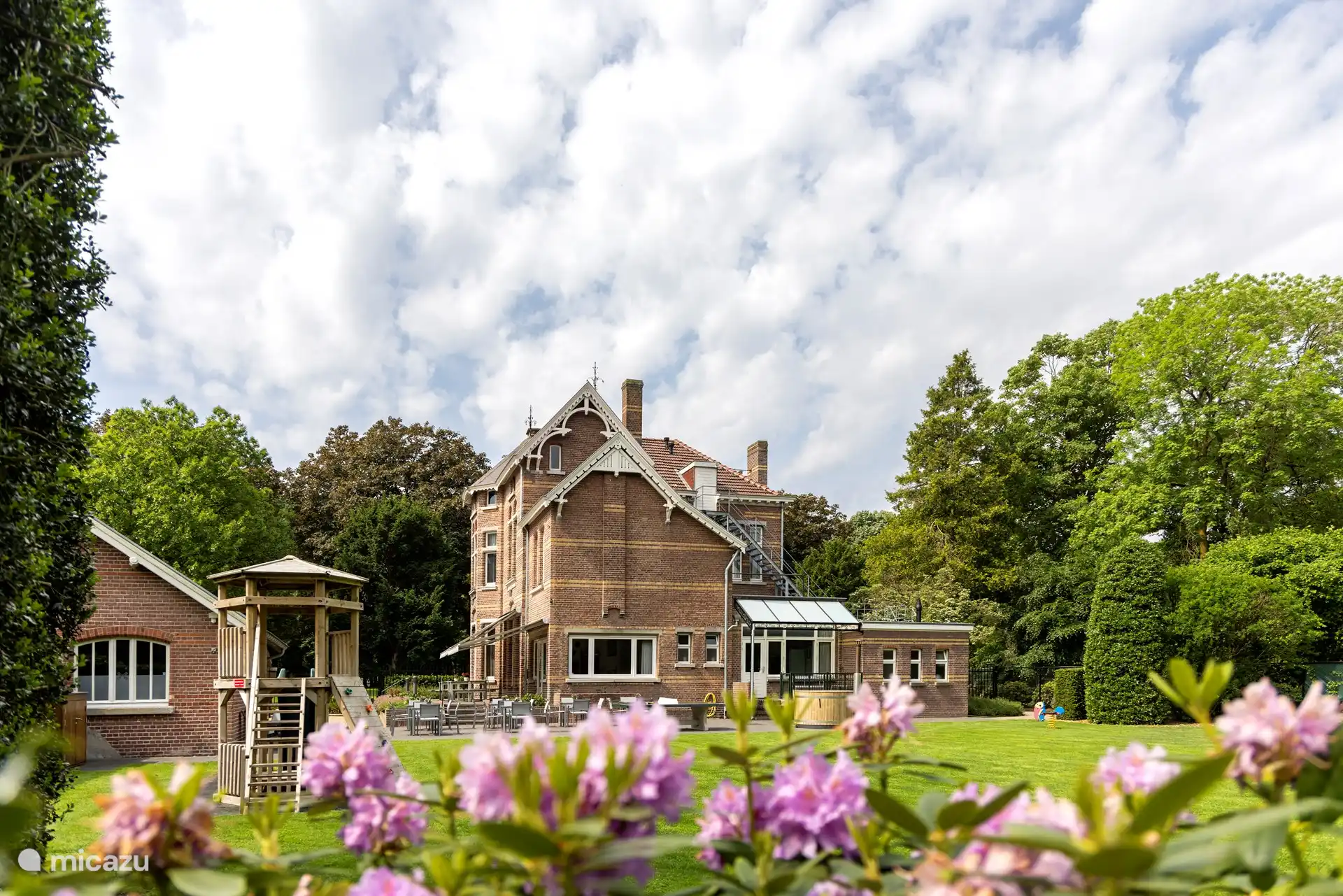 Ein schöner eingezäunter Garten für die Kleinen. 