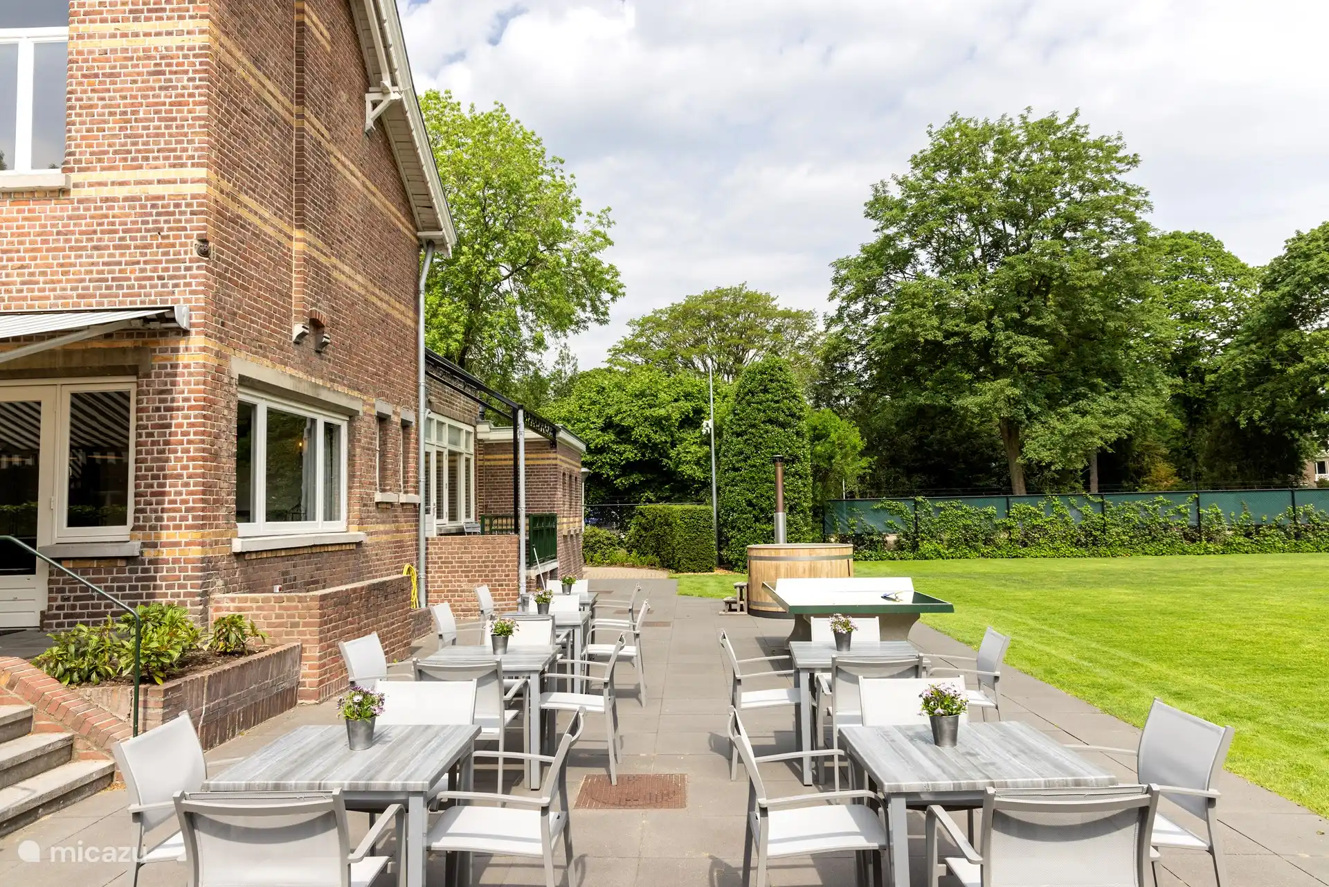 Es gibt eine weitere Terrasse mit Stühlen, auf der sich der Hottup und die Tischtennisplatte befinden. An der Hintertür befindet sich eine kleine Sitzecke für eine leckere Tasse Kaffee am frühen Morgen, um die Vögel und Eichhörnchen zu beobachten.
