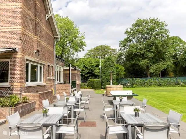 Villa Venray | Pays-Bas, Limbourg, Venray - villa Il y a une autre terrasse avec des chaises, où se trouve la table d’hottup et de ping-pong. À la porte arrière se trouve un petit coin salon pour tôt le matin, une délicieuse tasse de café en regardant les oiseaux et les écureuils.