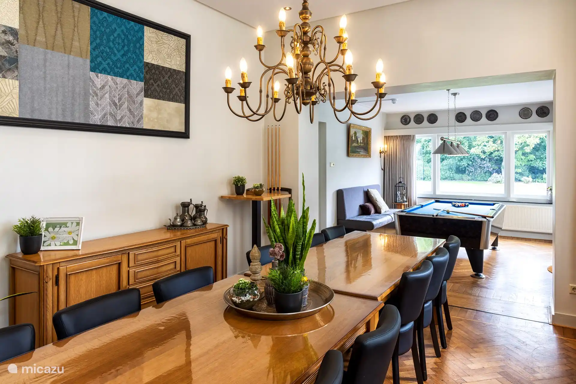 Das Wohnzimmer mit einem langen Tisch für Brettspiele oder ein Geschäftstreffen. 