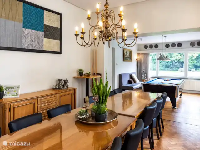 Villa Venray | Pays-Bas, Limbourg, Venray - villa Le salon, avec une longue table pour les jeux de société ou une réunion d’affaires.