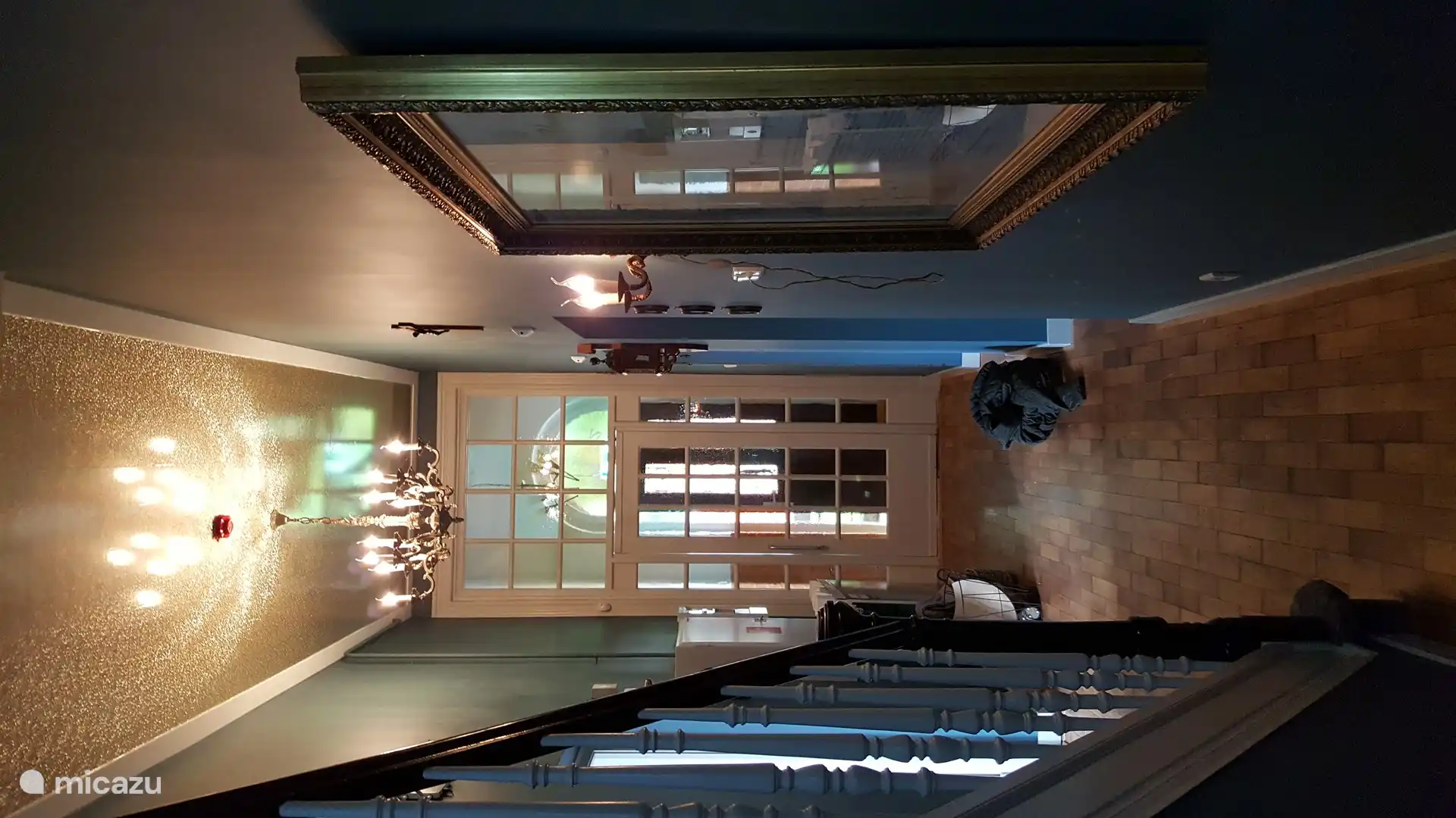 Der Saal ist ein herzlicher Empfang, mit der alten Zugtür.