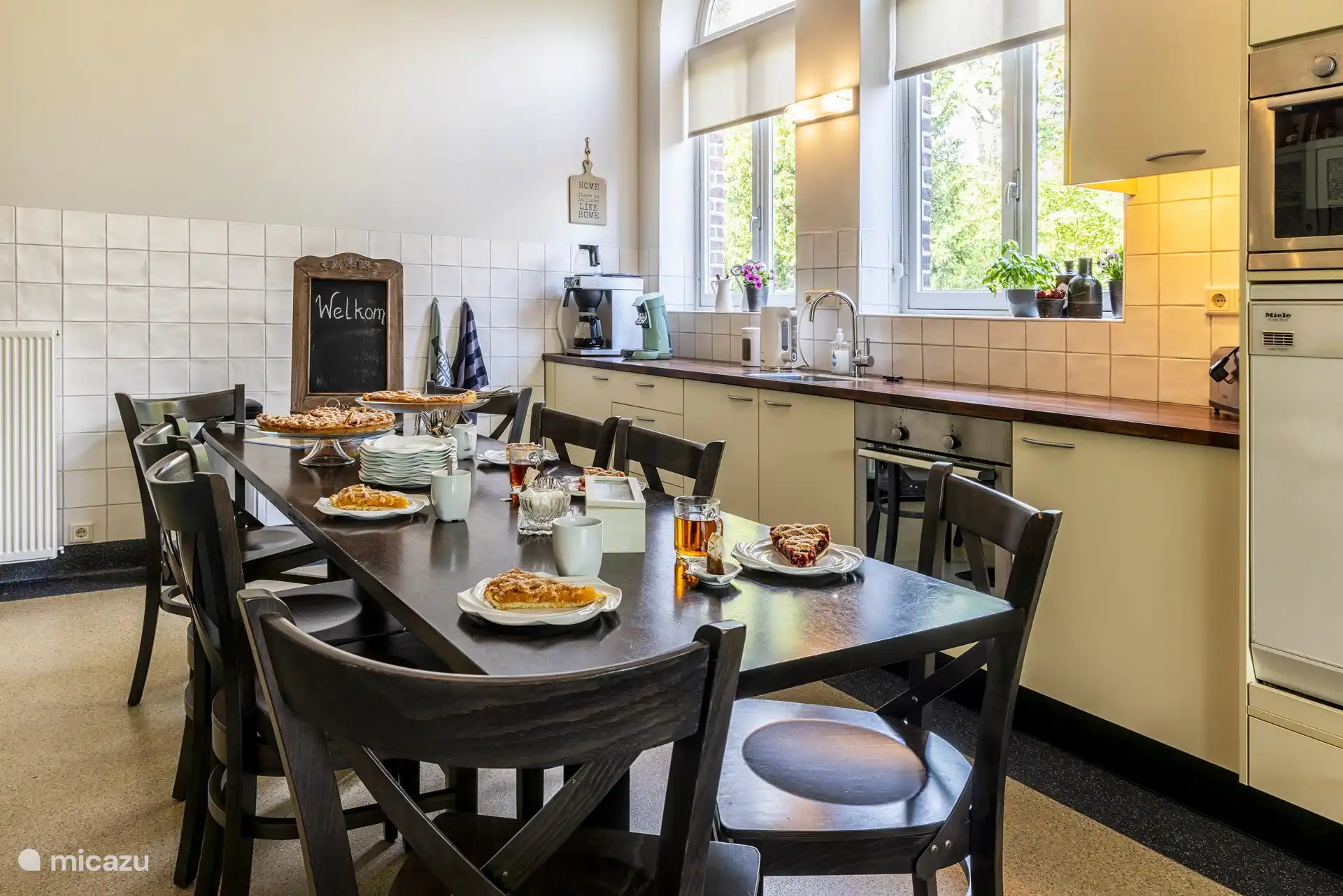 Die voll ausgestattete Küche, in der der Projektor auch für eine Präsentation oder ein Familienspiel verwendet werden kann.