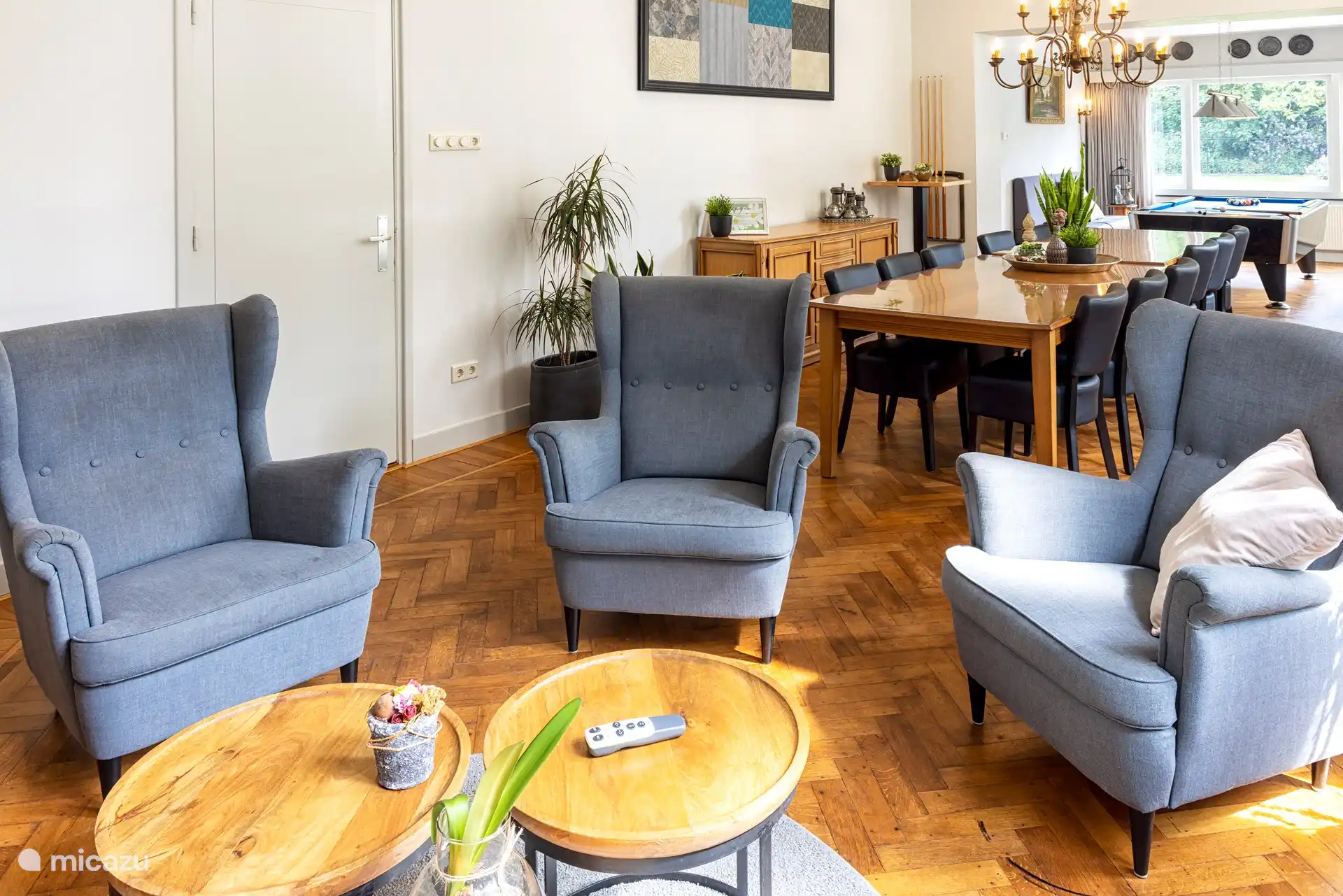 Das Wohnzimmer mit den Sesseln am Fernseher.