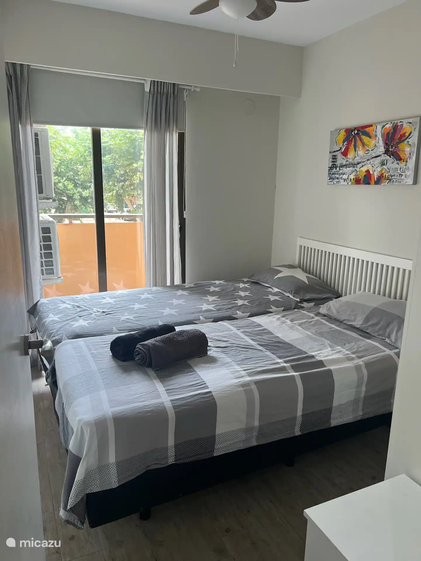 Slaapkamer met 2 lossen bedden