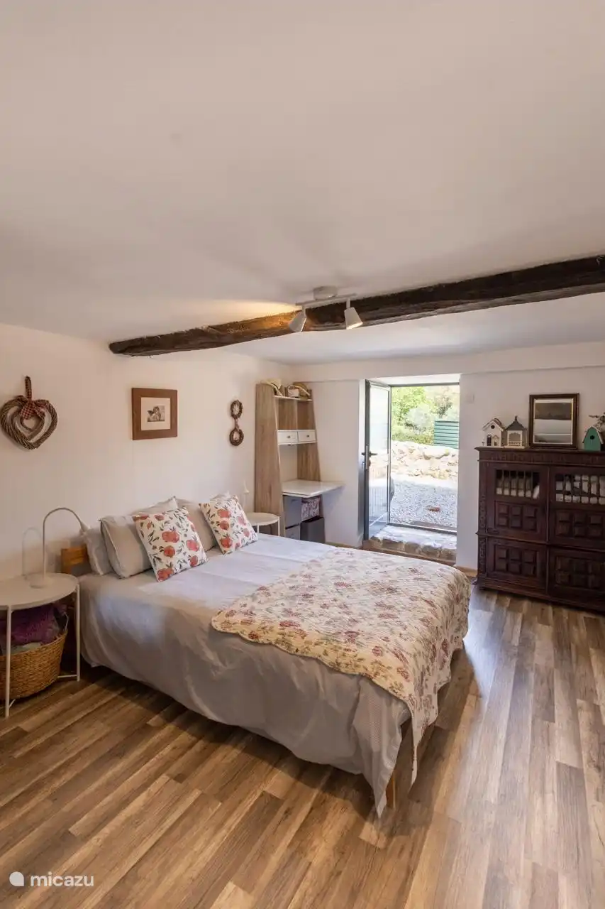 Bedroom with 2 beds, adjacent to the garden