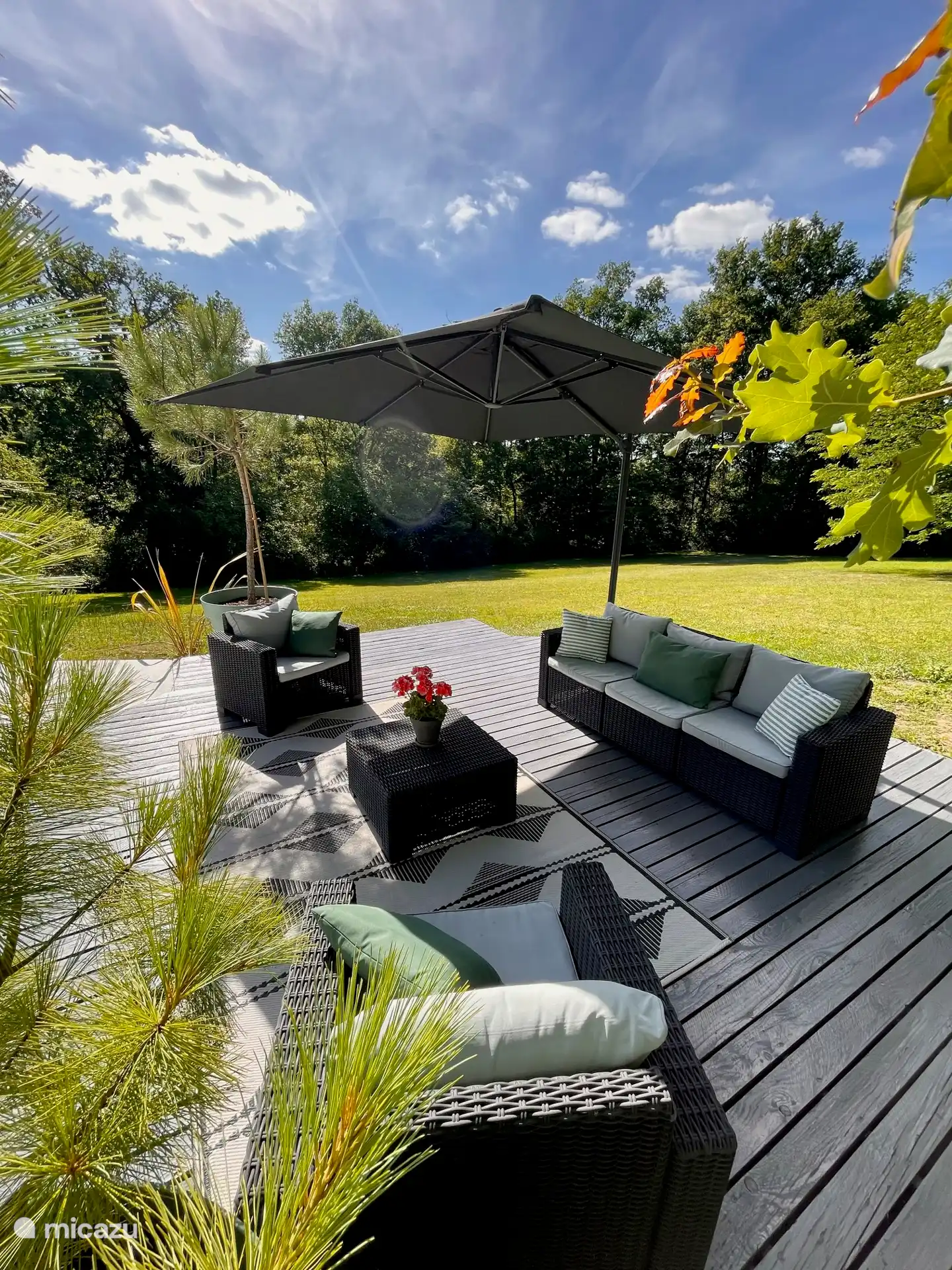 La terraza de la piscina