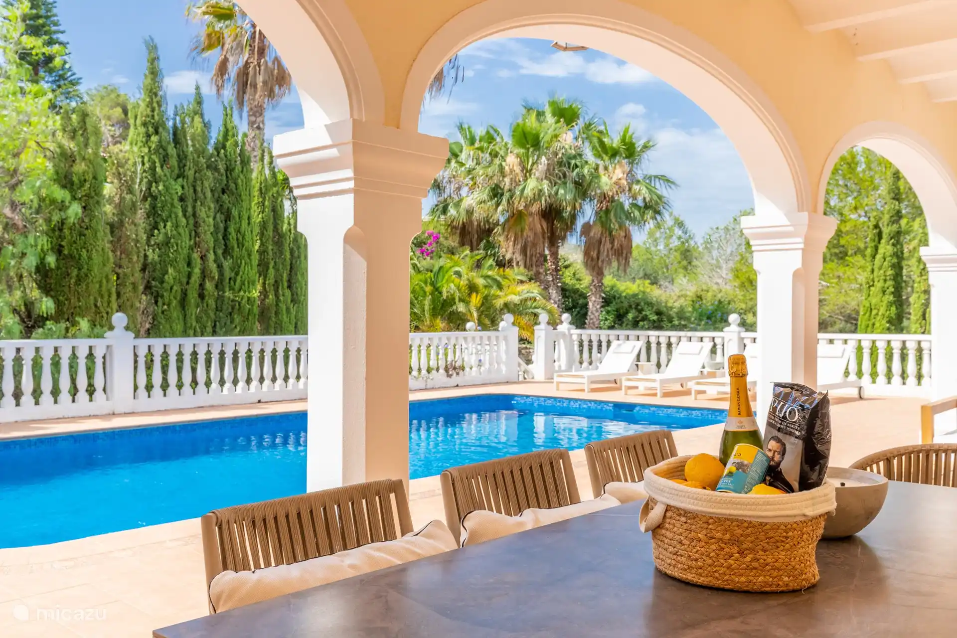 Terrasse couverte avec table et chaises