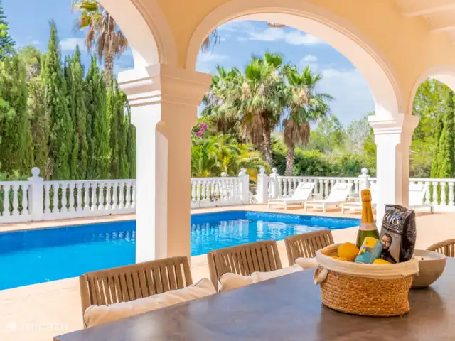 Casita Vreugde en Liefde huren in Spanje, Costa Blanca, Jávea - villa Overdekt terras met tafel en stoelen
