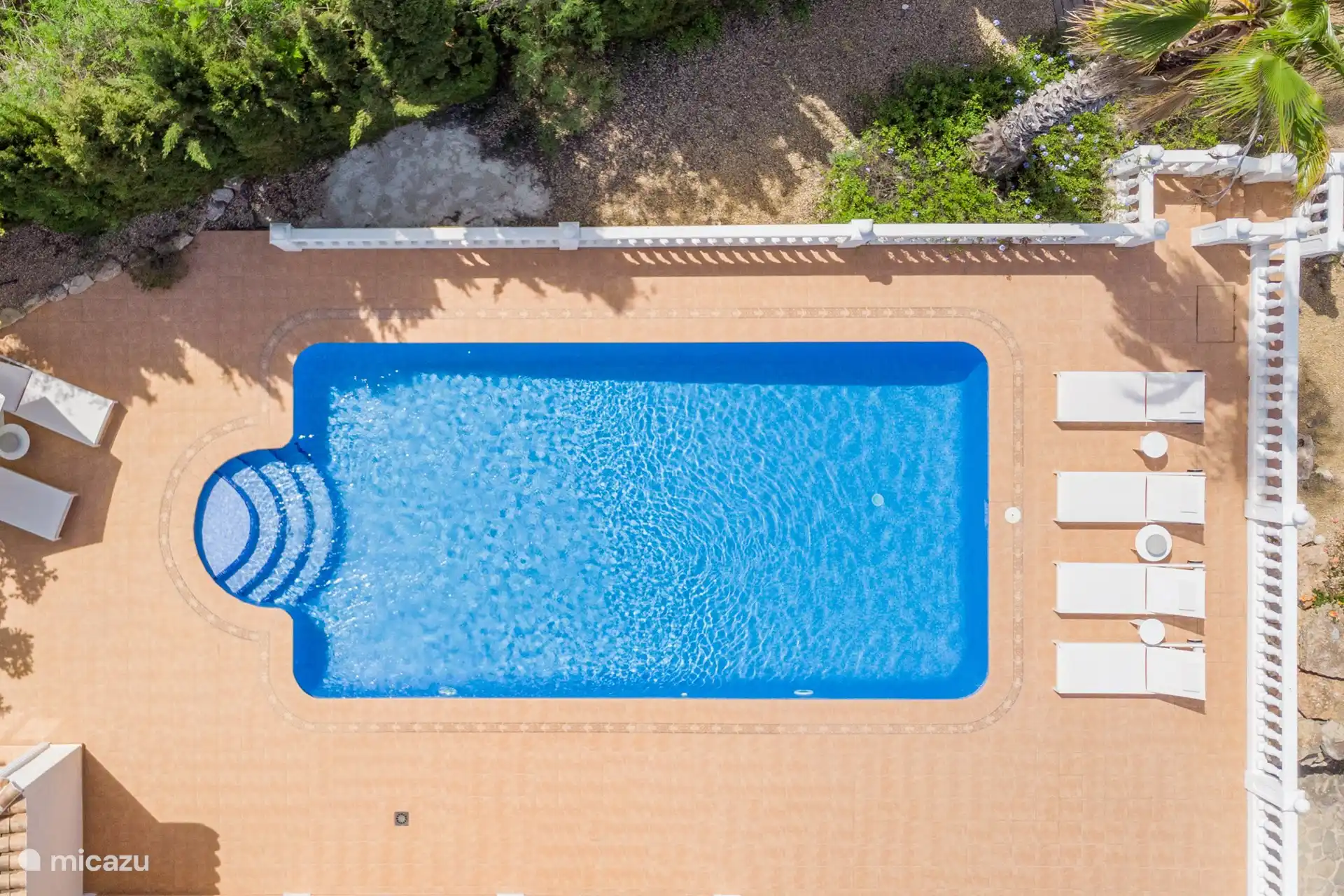 Vue piscine et terrasse