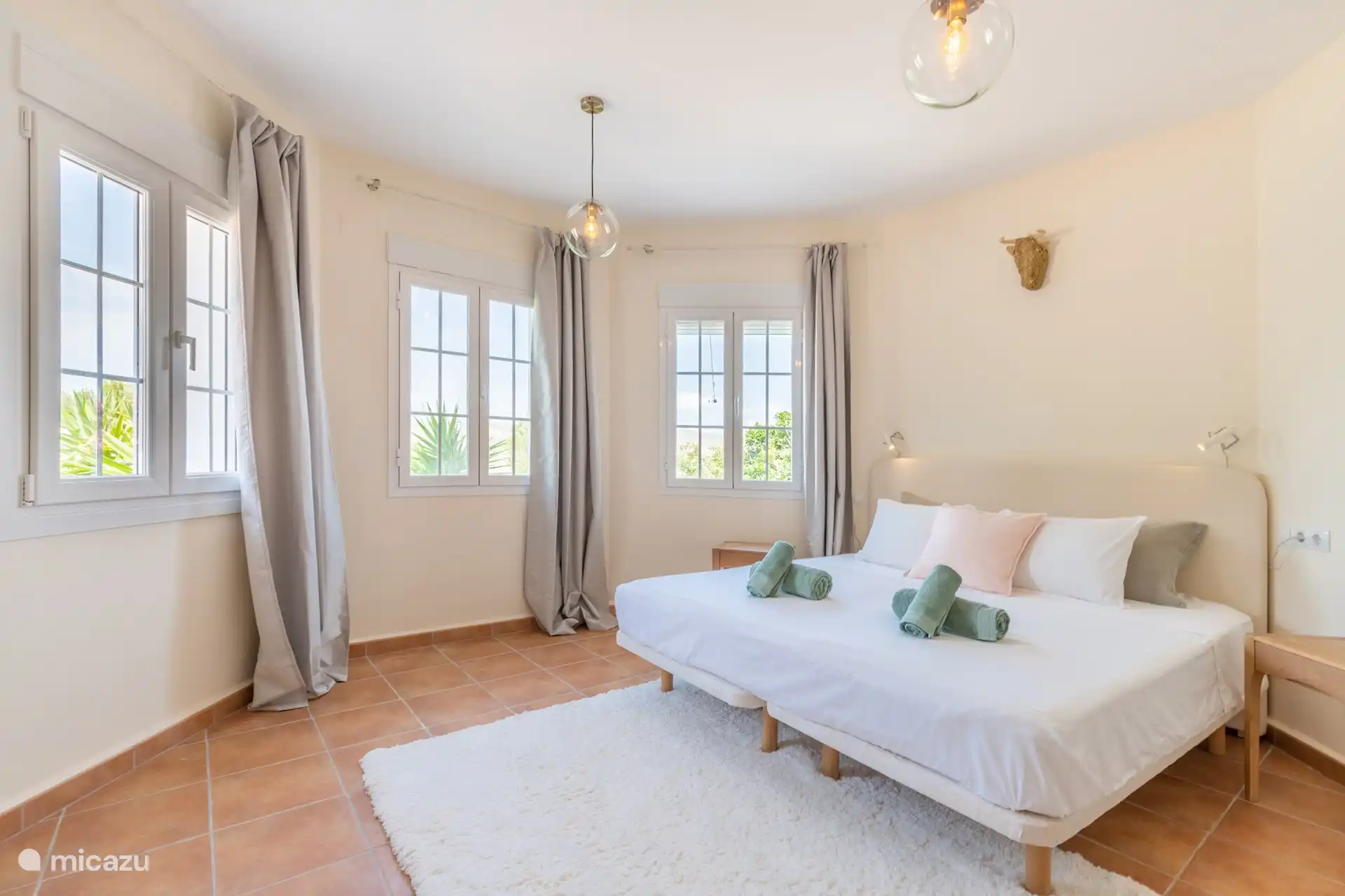 Master bedroom rdc vue sur la Granadella