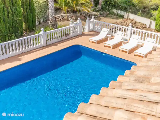 Casita Vreugde en Liefde huren in Spanje, Costa Blanca, Jávea - villa Terras met ligstoelen en zwembad en uitzicht op het reservaat