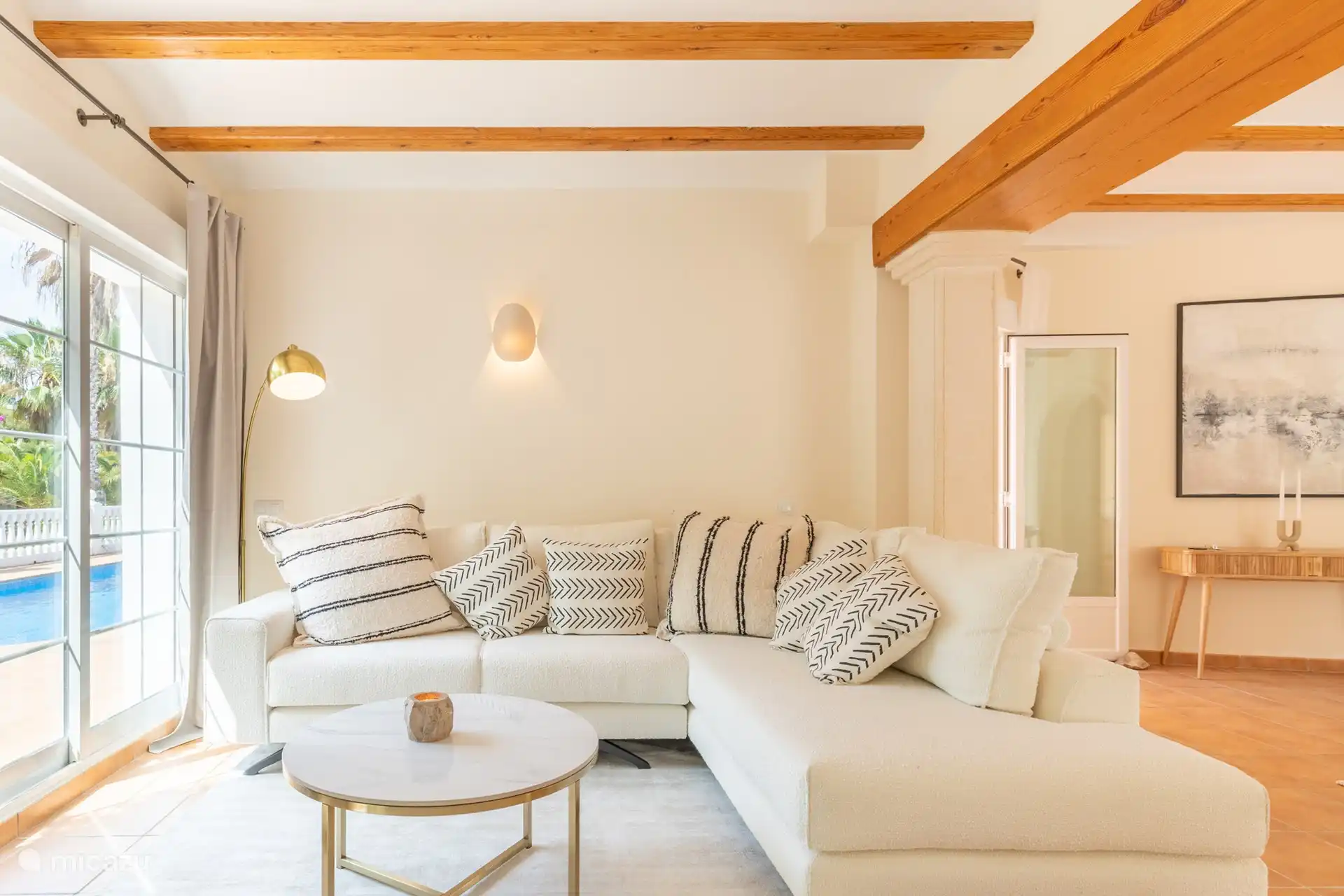 salon et coin télé avec cheminée