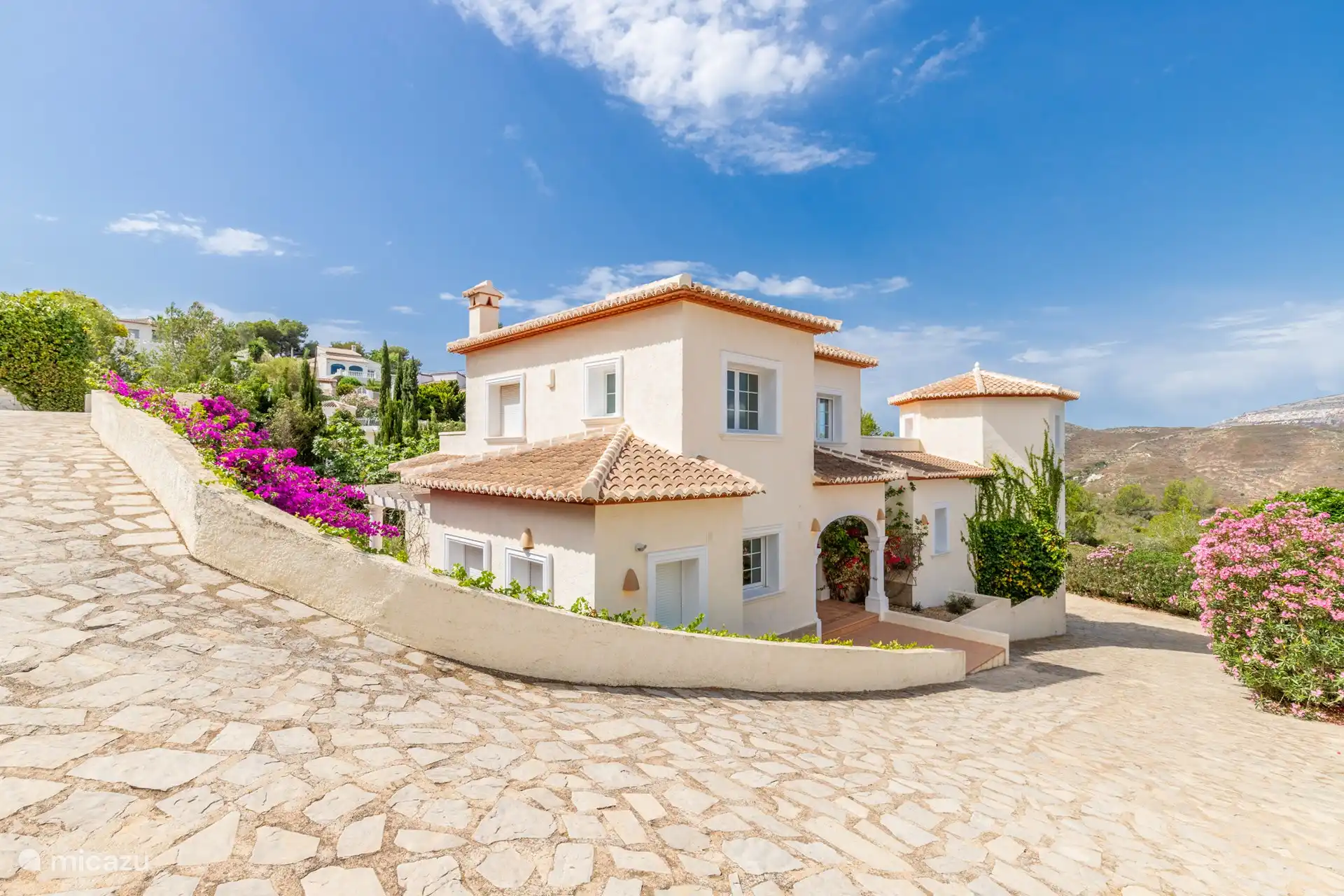 extérieur maison vers parking extérieur