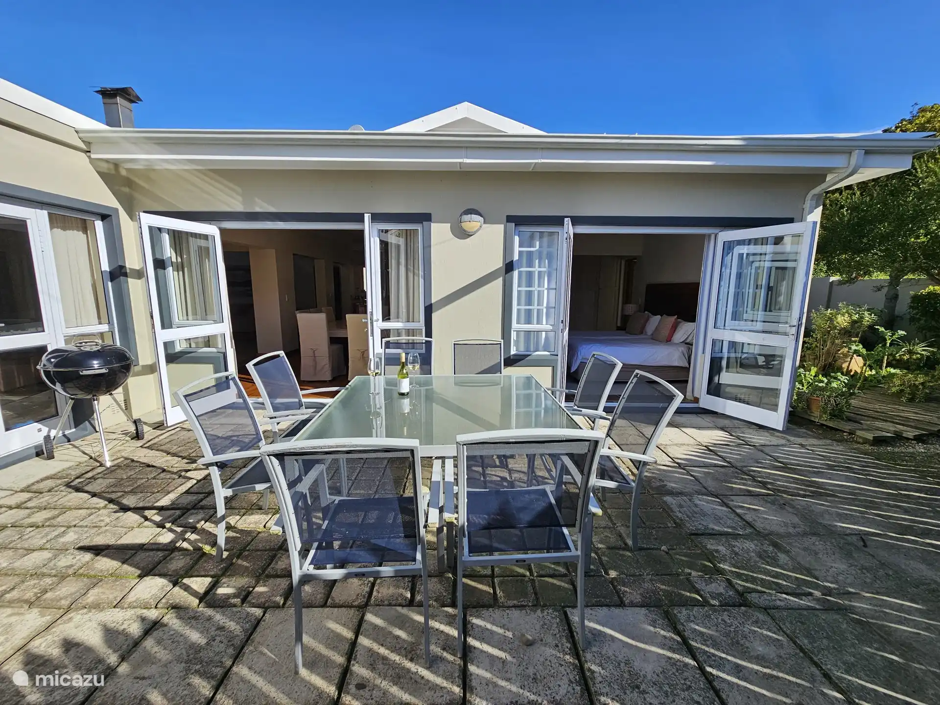 Another outdoor sit! Next to the indoor dining area. Weber braai present