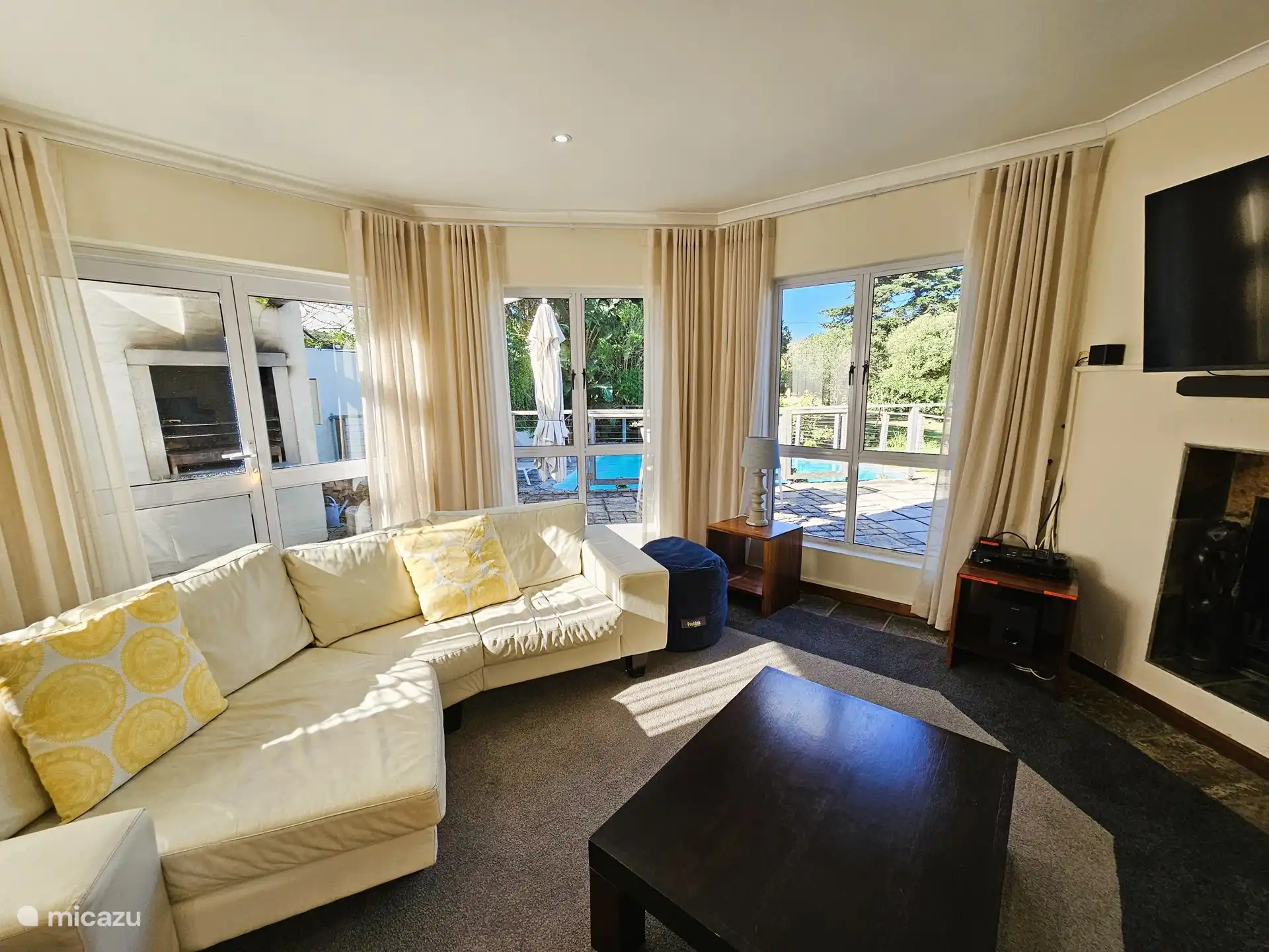 TV lounge with smart tv, Netflix etc