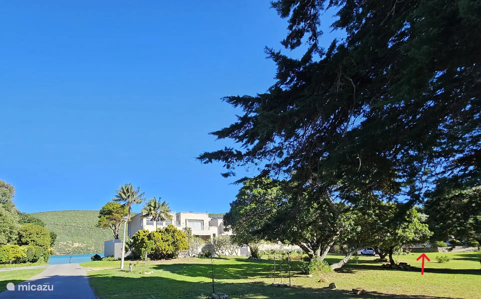 Distance from the house (red arrow) to the lagoon