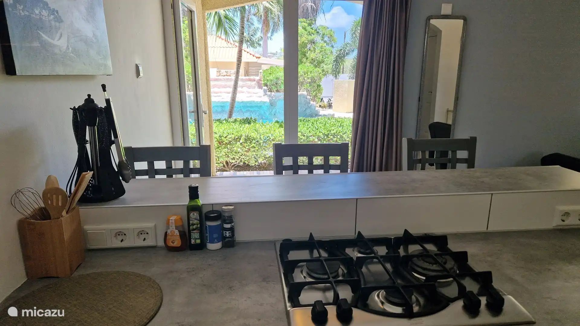 Küche mit Blick auf den Garten und den Pool