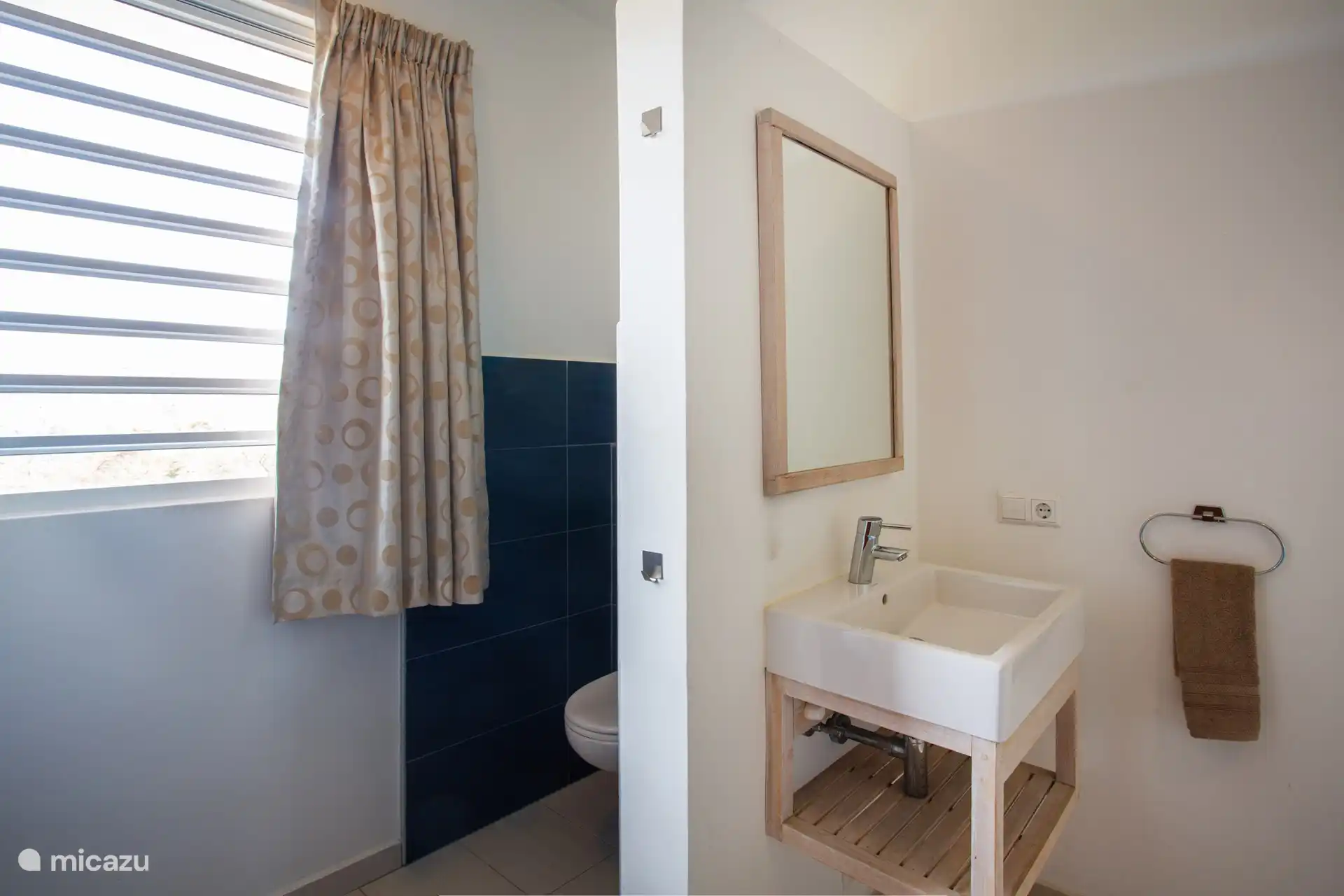 Toilette und Waschbecken im Schlafzimmer