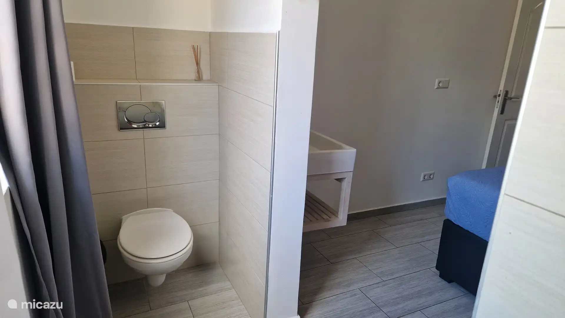 Toilette und Waschbecken im Schlafzimmer