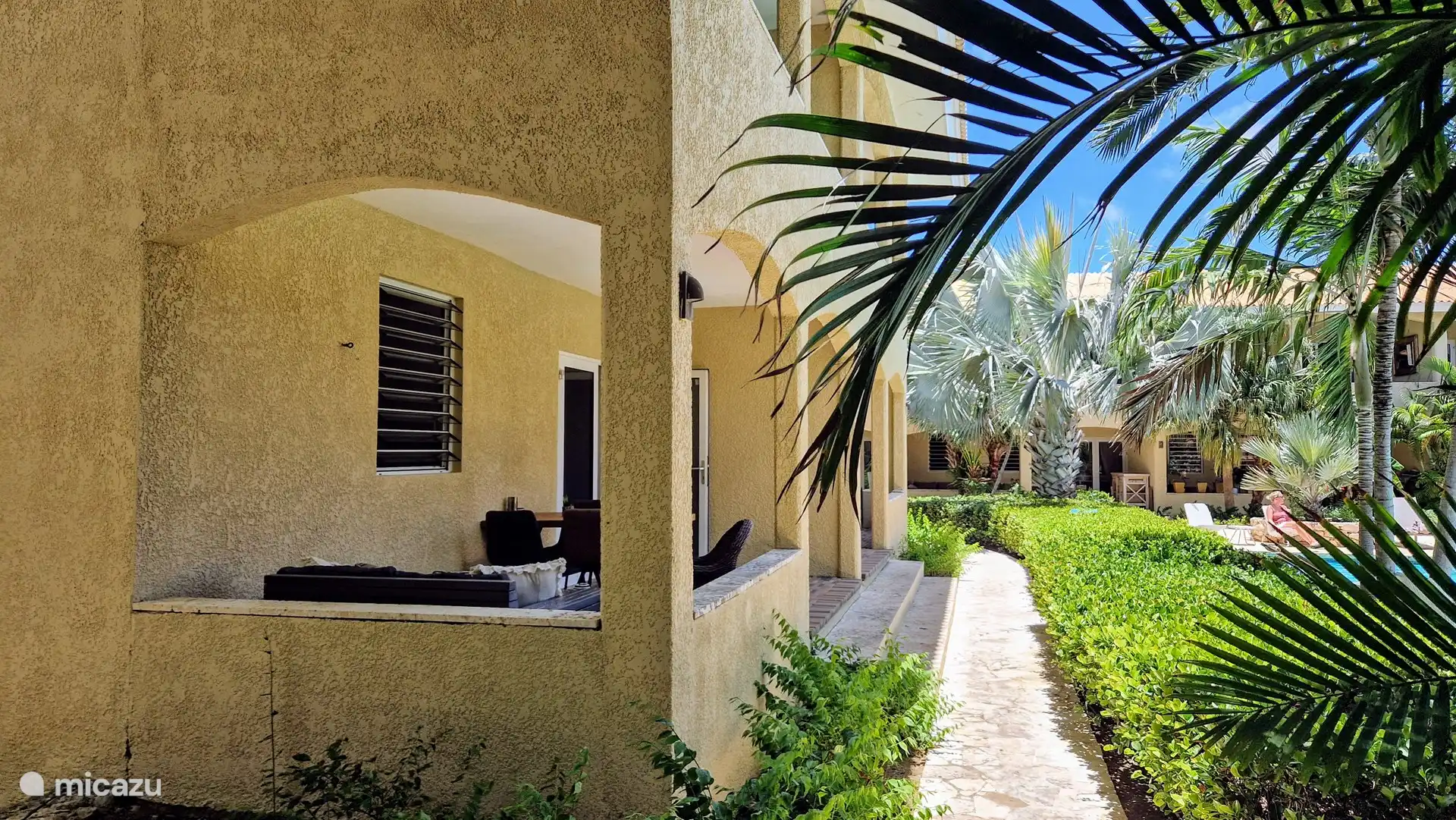 Schöner tropischer Garten am Pool