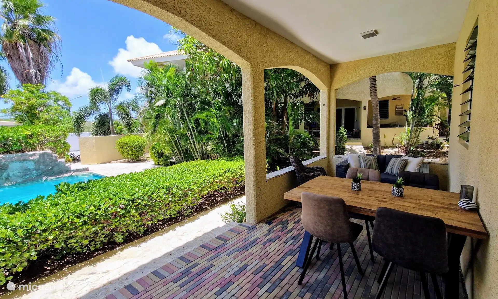 Terrasse mit Esstisch und Lounge-Set. Die Terrasse ist gut dem Wind ausgesetzt