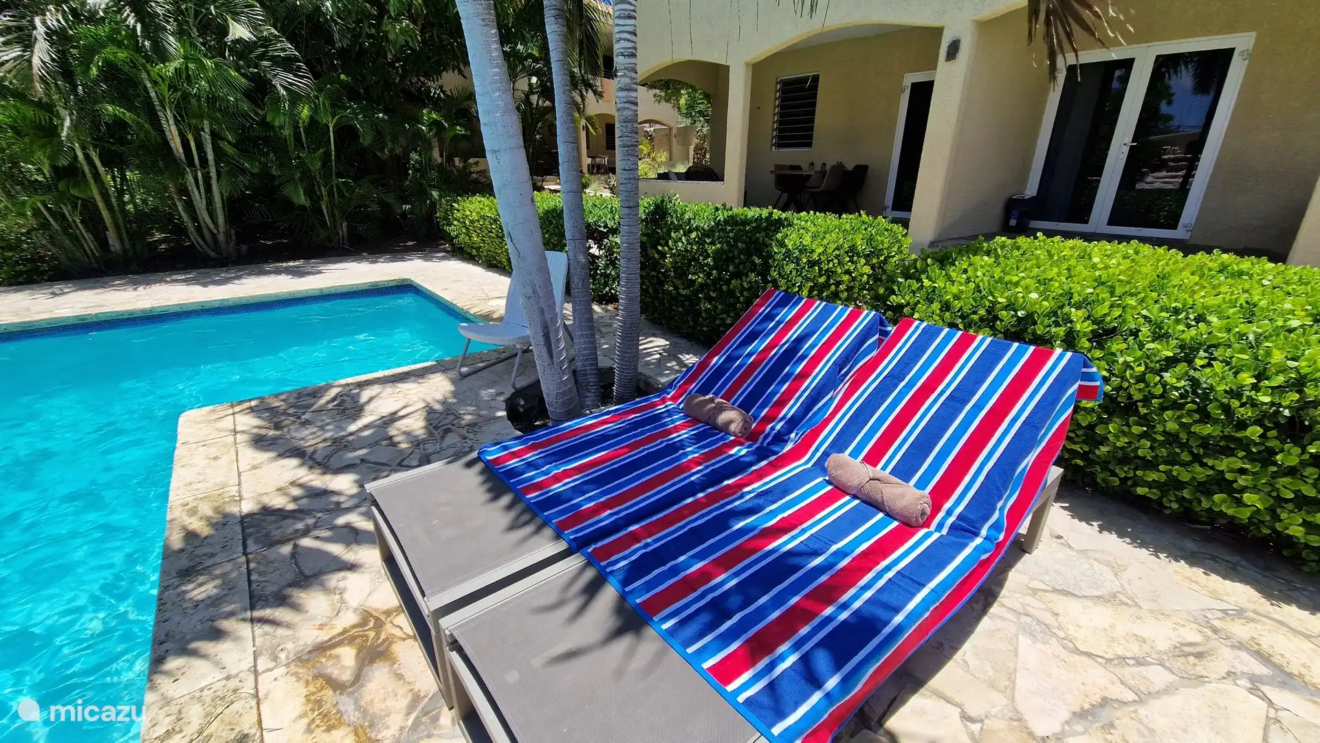 Viele Sonnenliegen am Pool