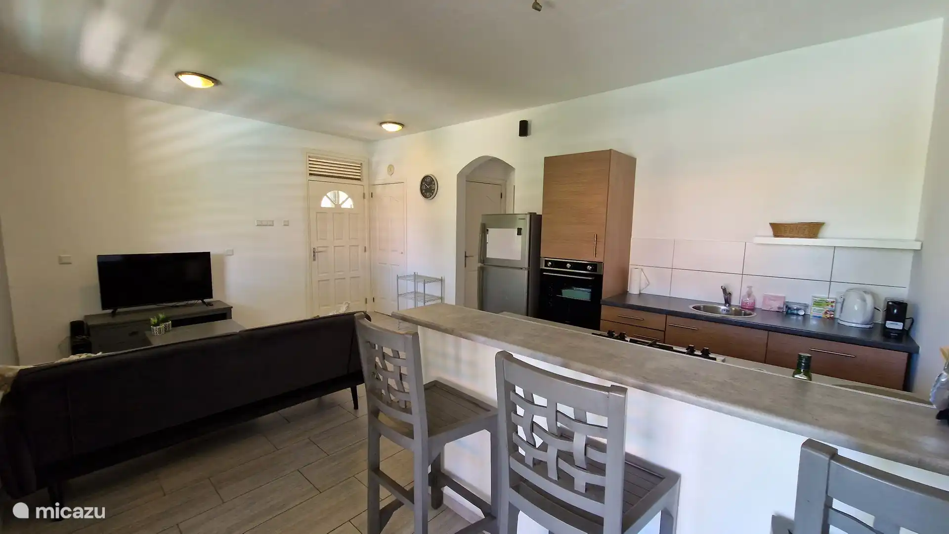 Küche und Wohnzimmer