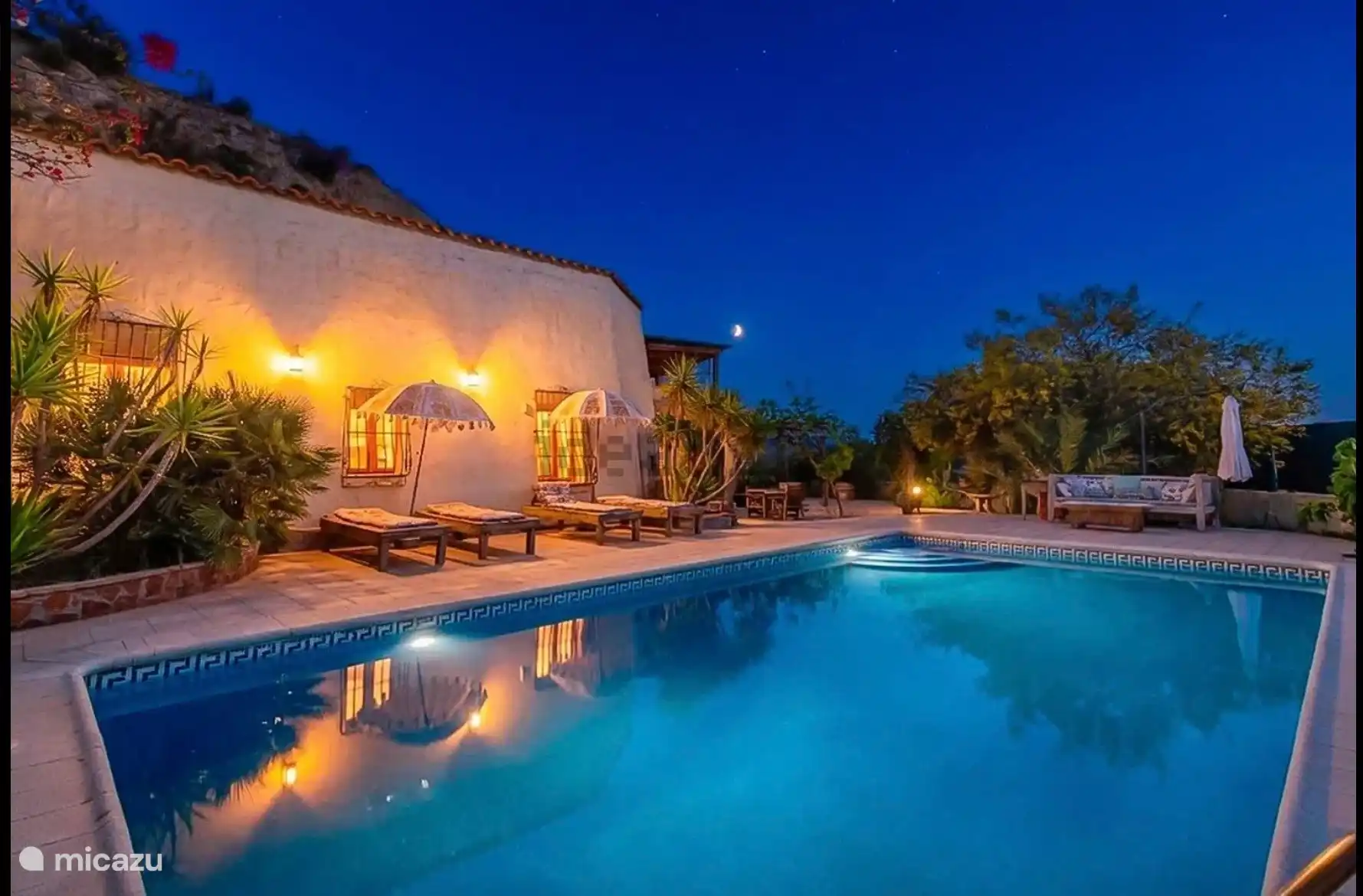 Vista de la piscina por la noche