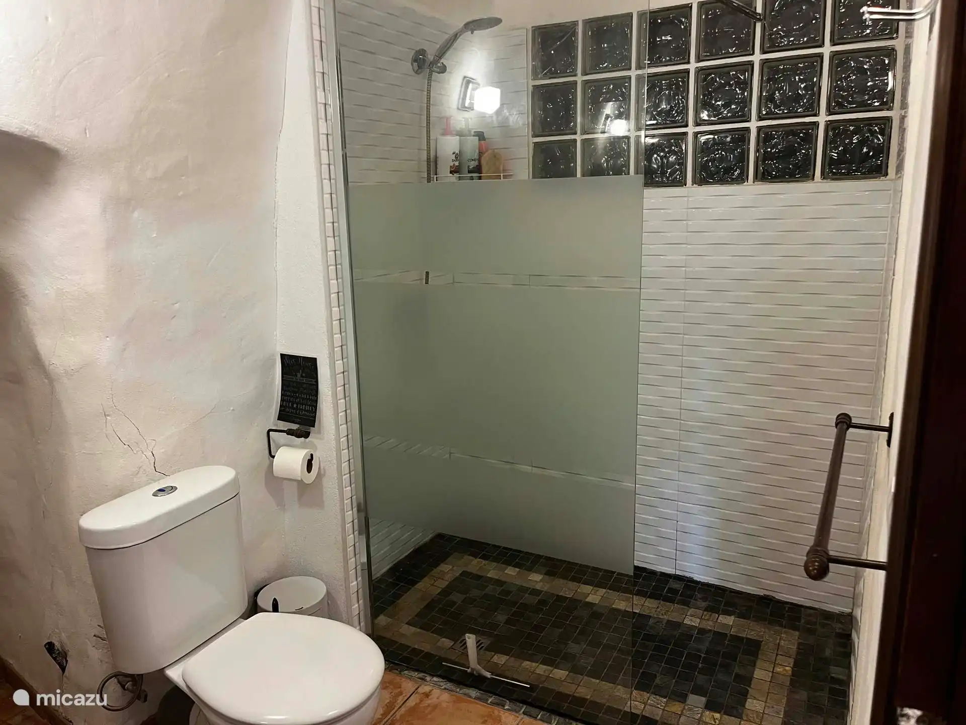 Dusche im Badezimmer 