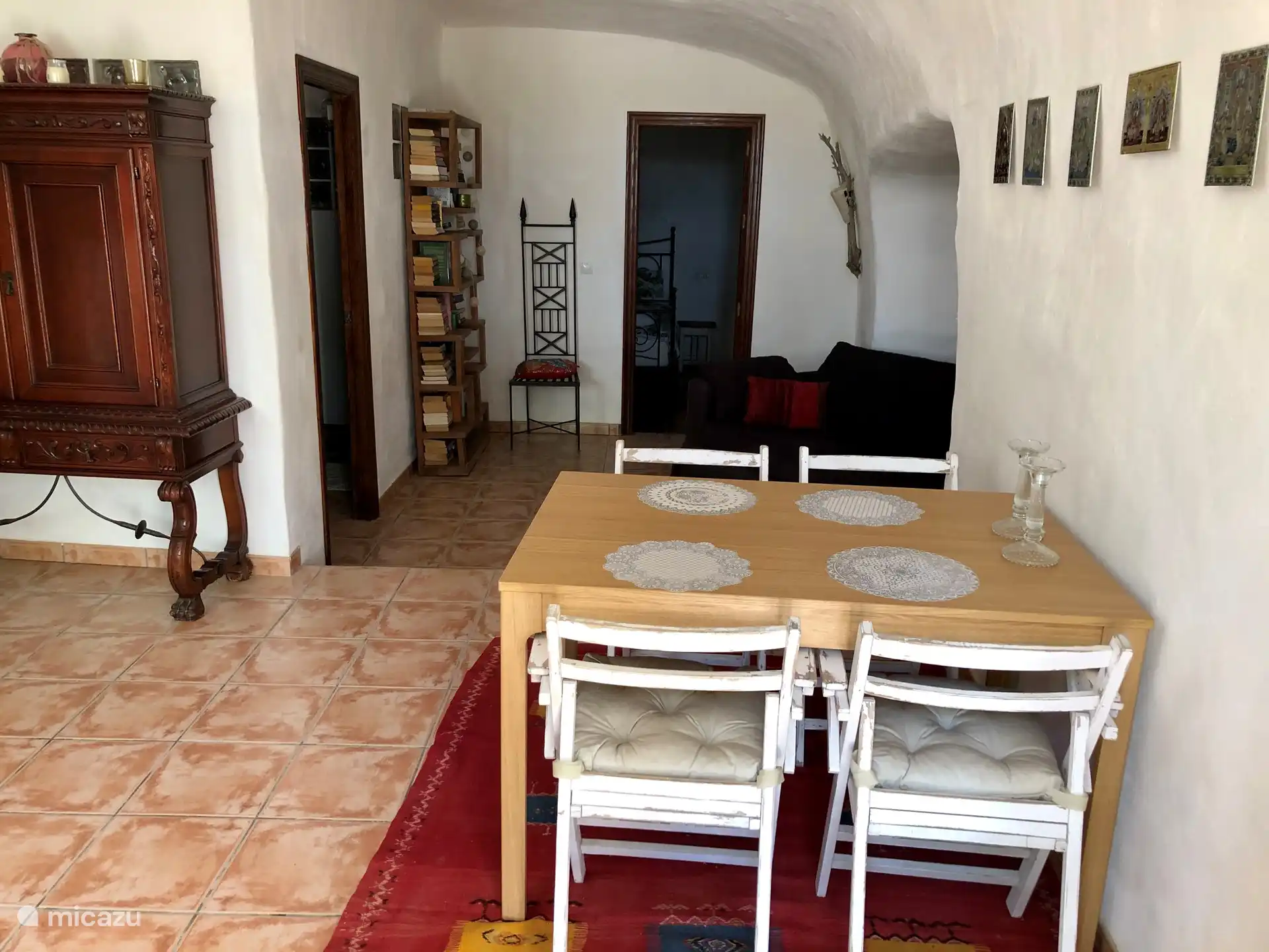 Appartement eethoek en woonkamer. eettafel is uitschuifbaar
