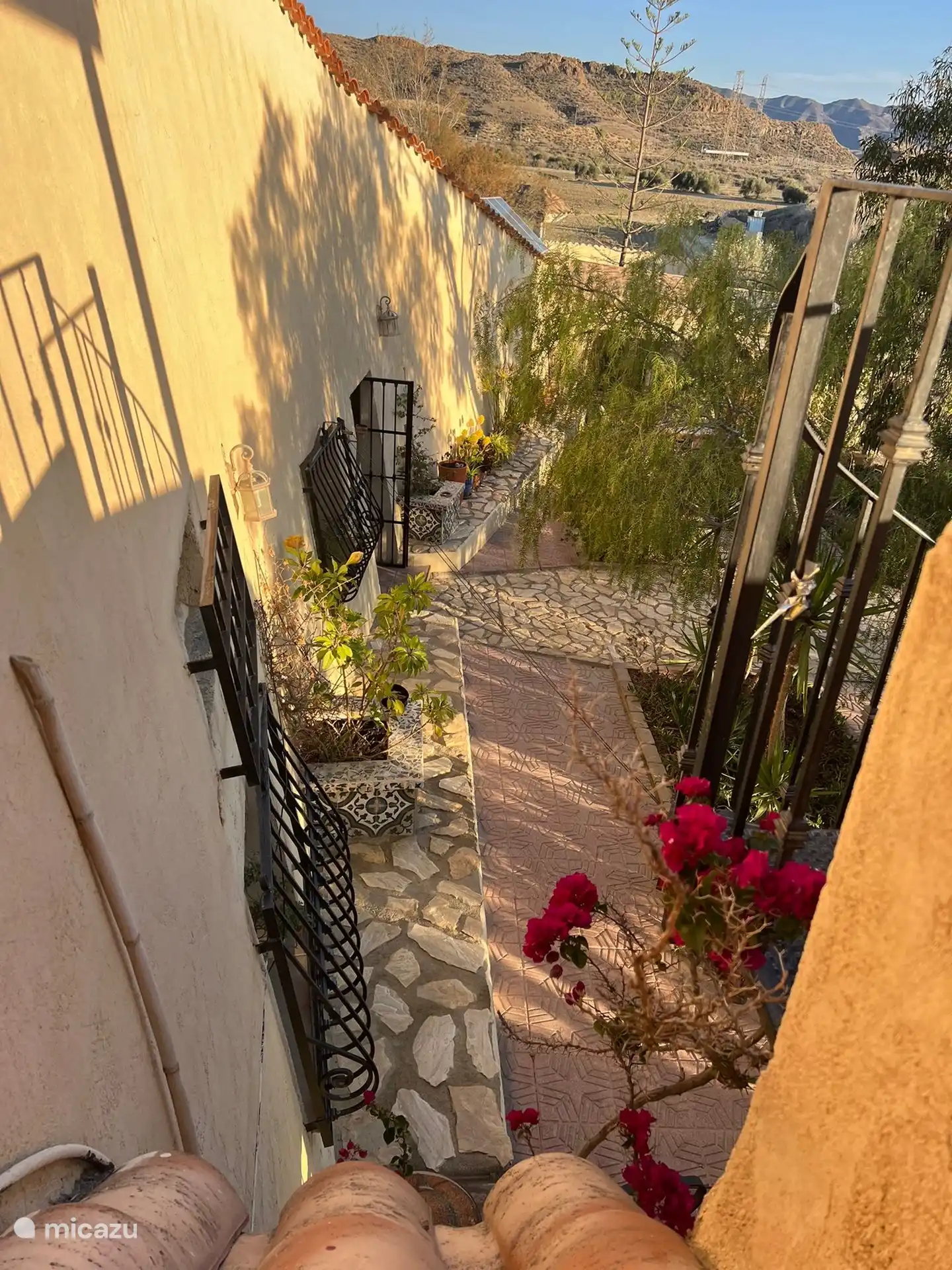 Het uitzicht vanaf het dakterras waar de yogalessen worden gegeven