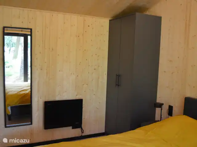Hella : Aventure et Nature  | Pays-Bas, Overijssel, Haarle - chalet Il y a une armoire, un miroir et le chauffage dans la chambre principale