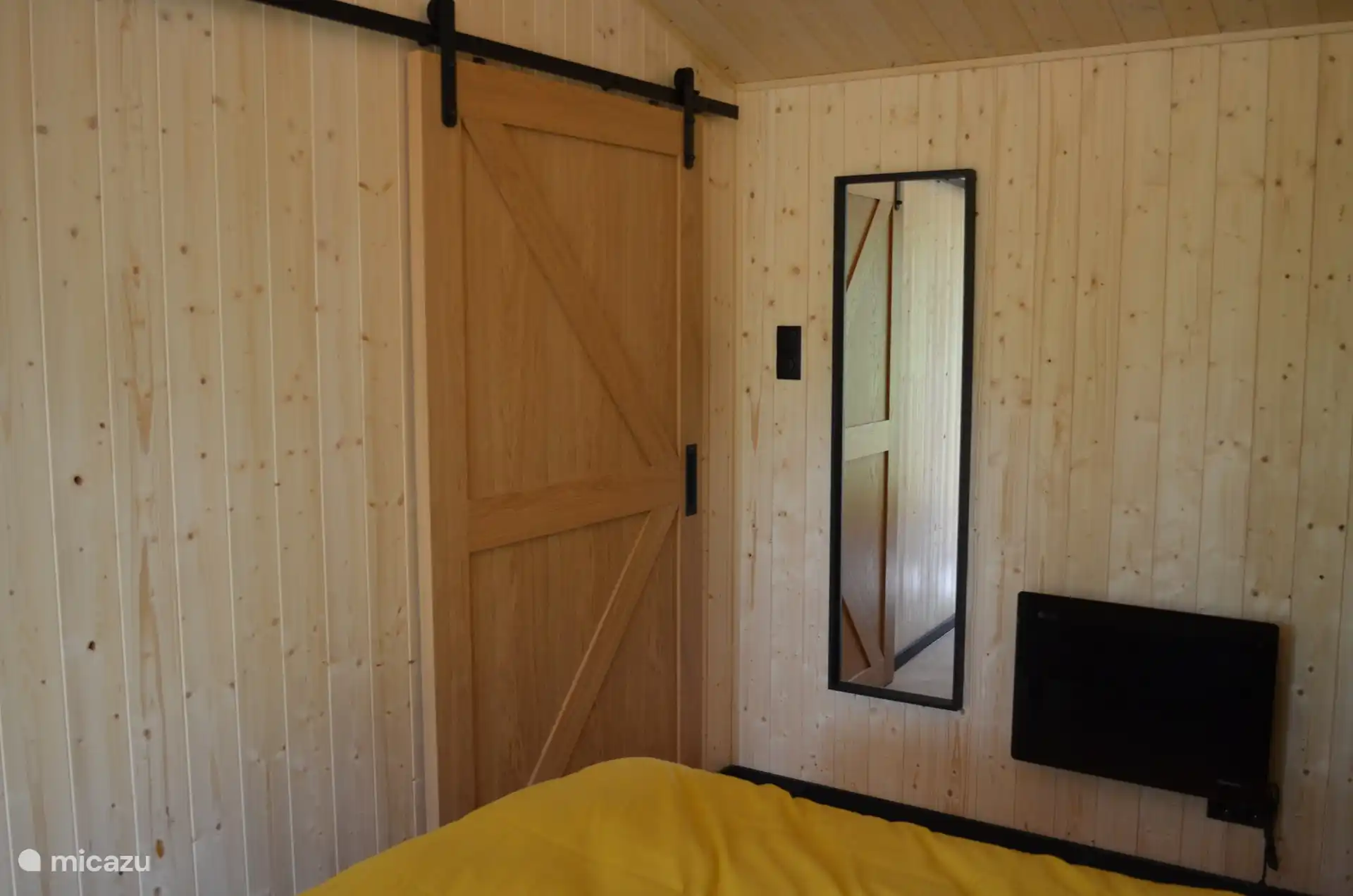 Schließt das Hauptschlafzimmer durch eine Schiebetür ab