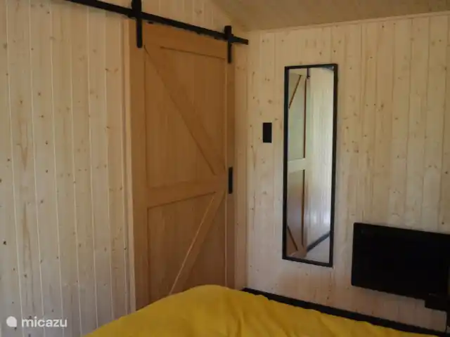 Hella : Aventure et Nature  | Pays-Bas, Overijssel, Haarle - chalet Ferme la chambre principale au moyen d’une porte coulissante
