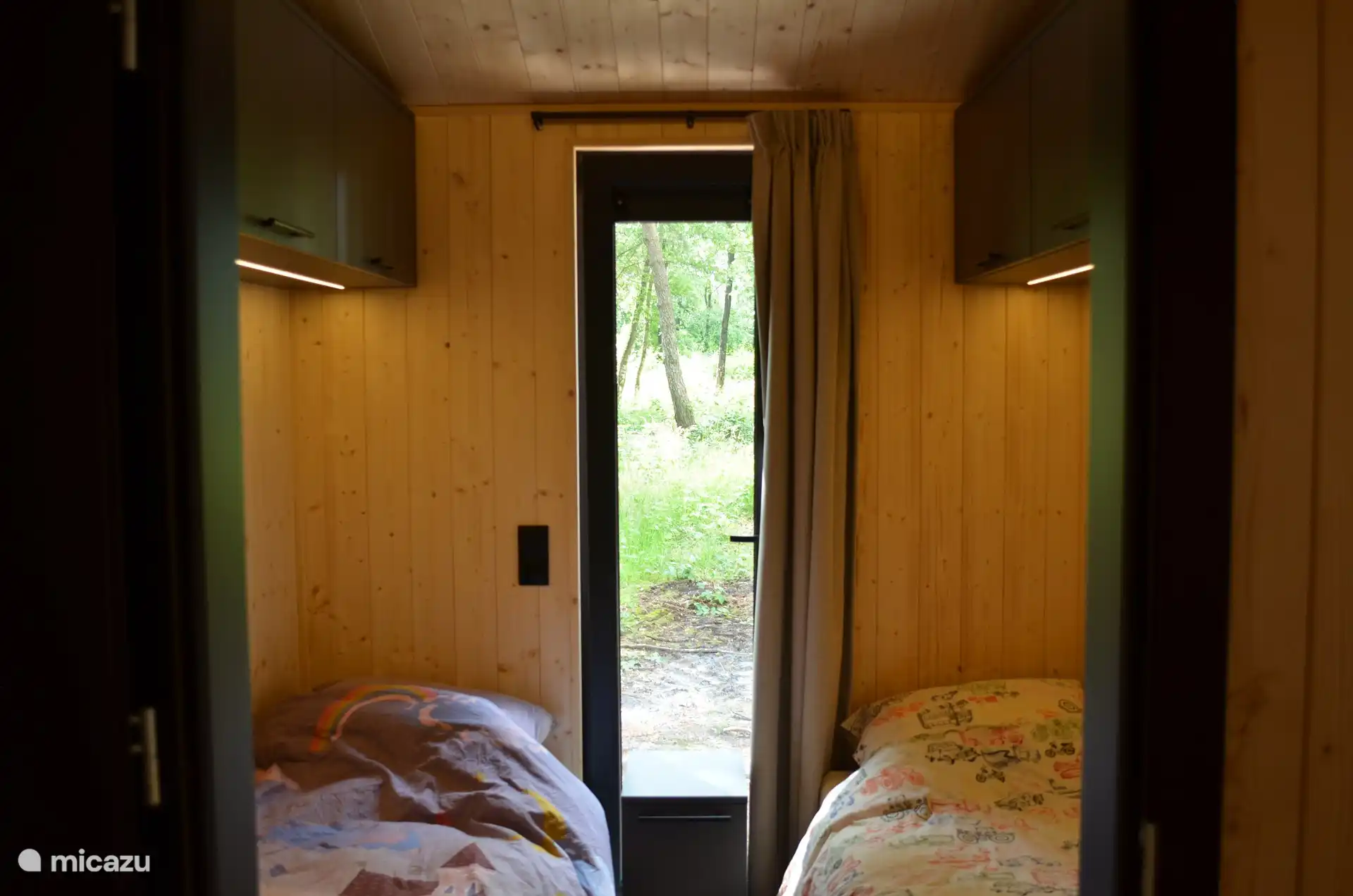 Das zweite Schlafzimmer verfügt über zwei Einzelbetten und einen Nachttisch. Durch die LED-Beleuchtung können Sie abends ein Buch lesen, während die andere Person schläft