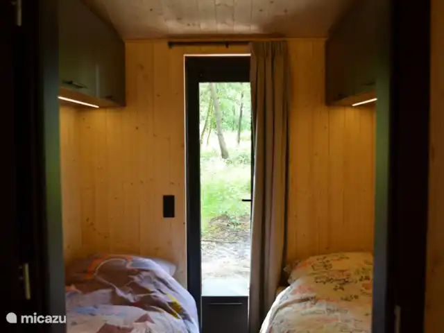 Hella : Aventure et Nature  | Pays-Bas, Overijssel, Haarle - chalet La deuxième chambre dispose de deux lits jumeaux et d’une table de chevet. Grâce à l’éclairage LED, vous pouvez lire un livre le soir pendant que l’autre personne dort