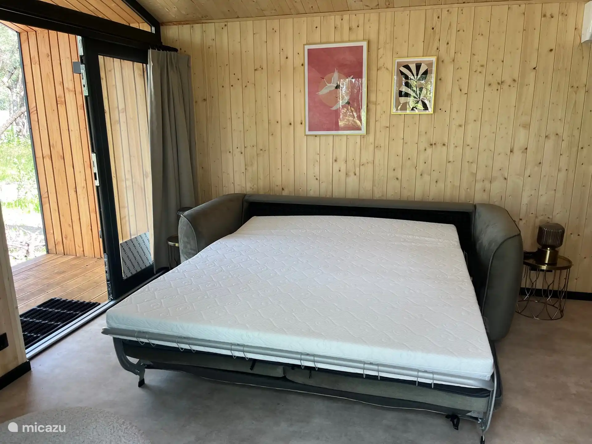 Innerhalb von 30 Sekunden ist die Schlafcouch aufgeklappt. Das Bett ist sehr bequem