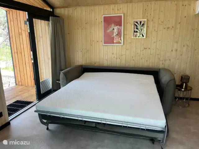 Hella : Aventure et Nature  | Pays-Bas, Overijssel, Haarle - chalet En 30 secondes, le canapé-lit est déplié. Le lit est très confortable
