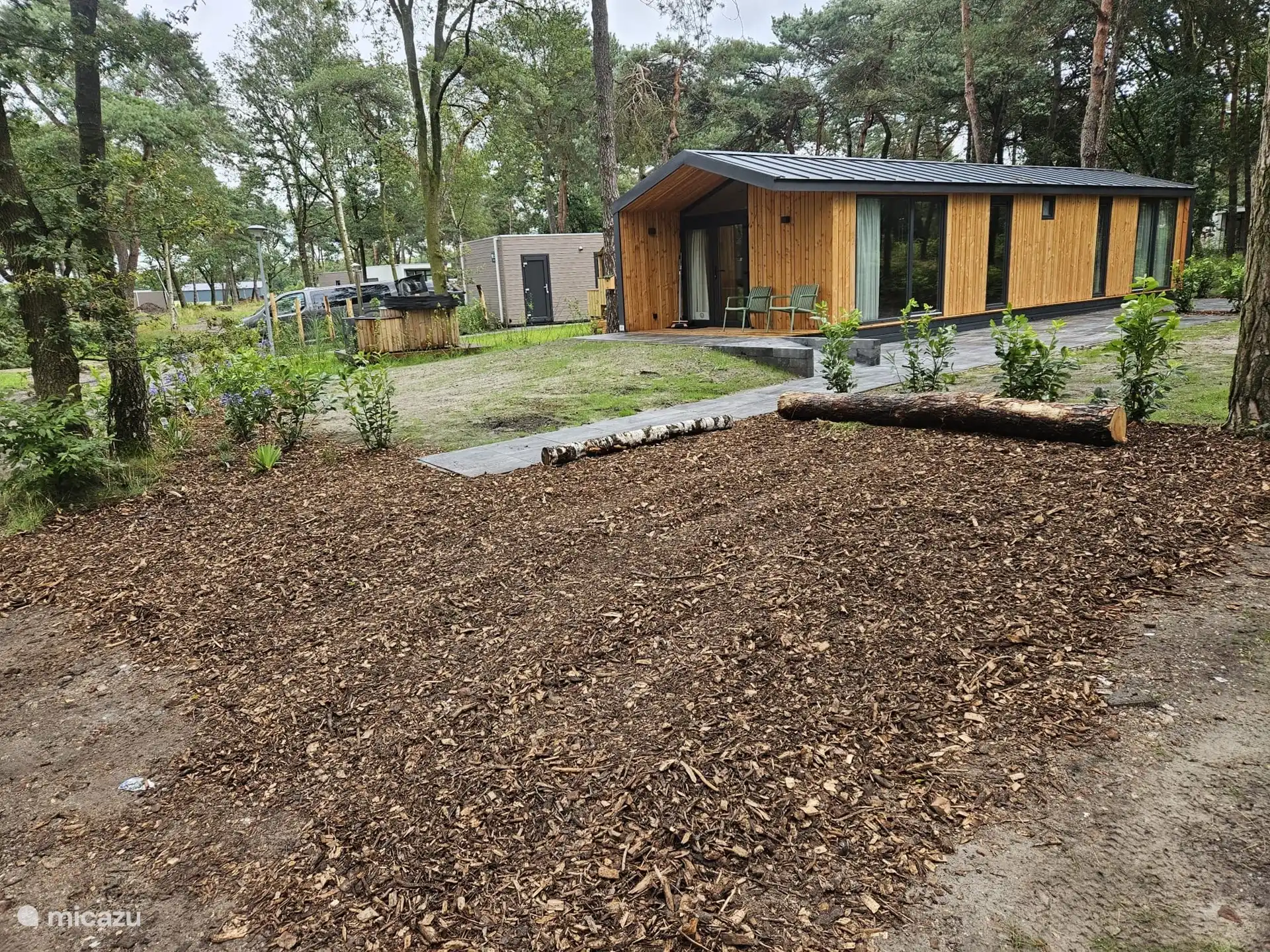 Die Terrasse bietet viel Platz und liegt den ganzen Tag in der Sonne. Parkplatz bietet Platz für zwei Autos