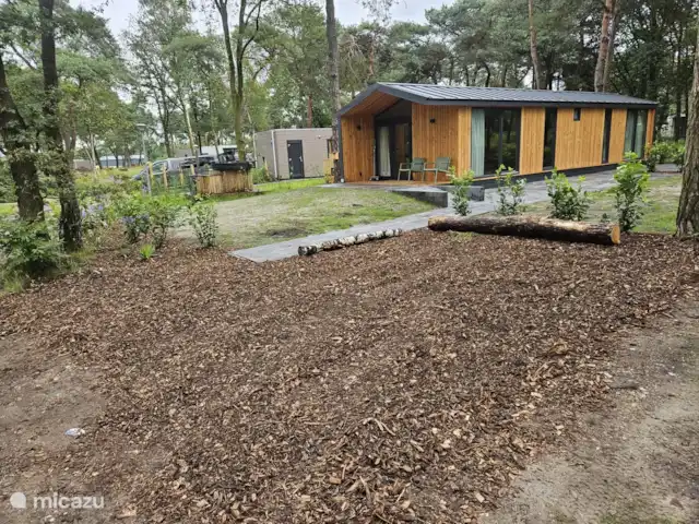 Hella : Aventure et Nature  | Pays-Bas, Overijssel, Haarle - chalet La terrasse offre beaucoup d’espace et est au soleil toute la journée. L’espace de stationnement offre de la place pour deux voitures