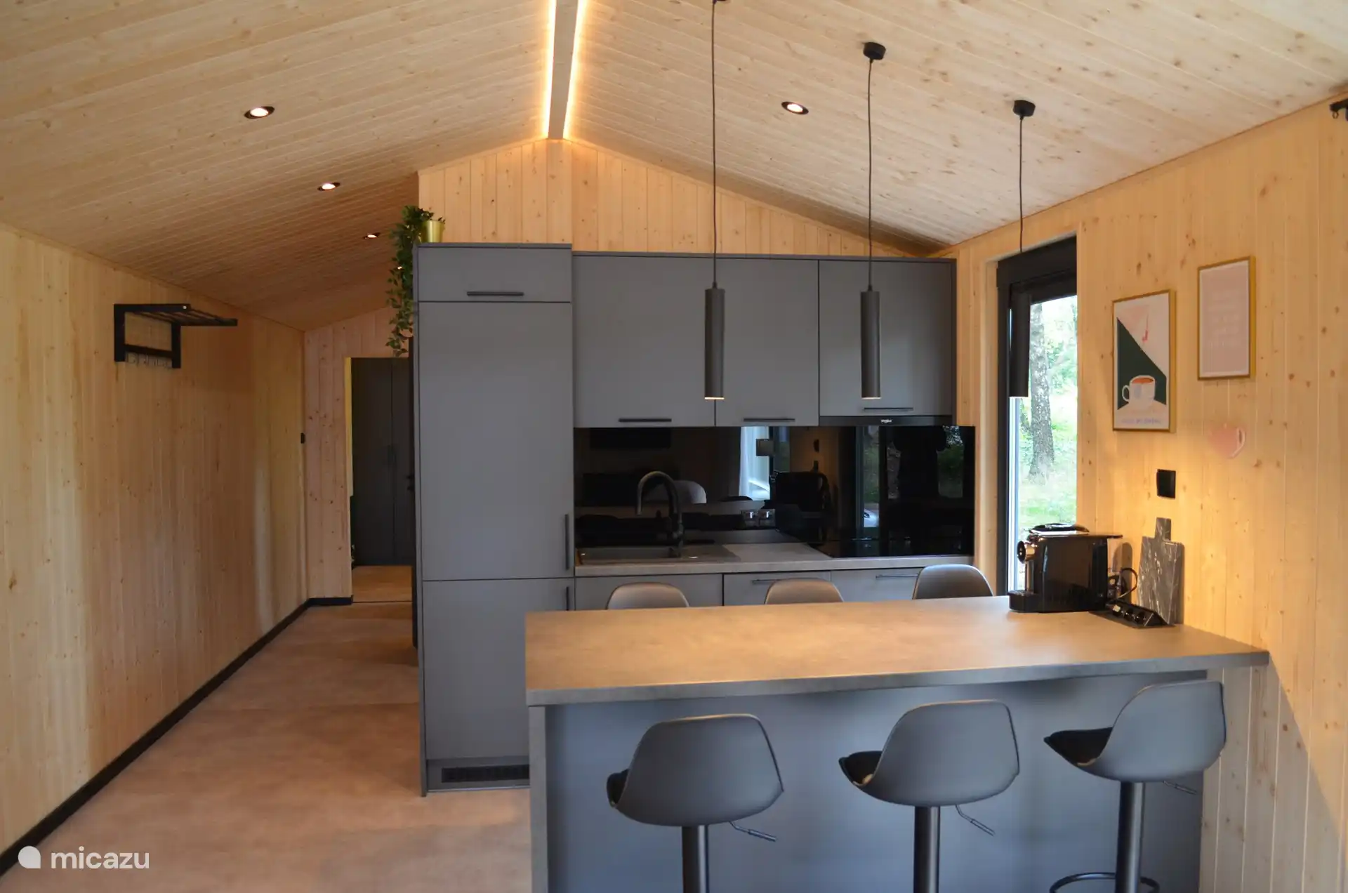 Küche mit Kochutensilien, Gläsern, Tellern und Besteck ausgestattet. Darüber hinaus können Sie eine Spülmaschine und ein Kochfeld nutzen.