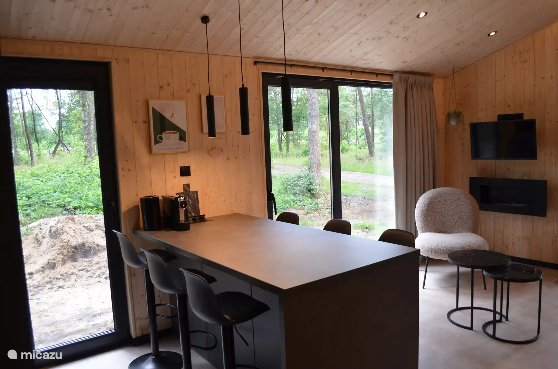 Direkt am Tisch am gemütlichen Esstisch mit sechs Hockern