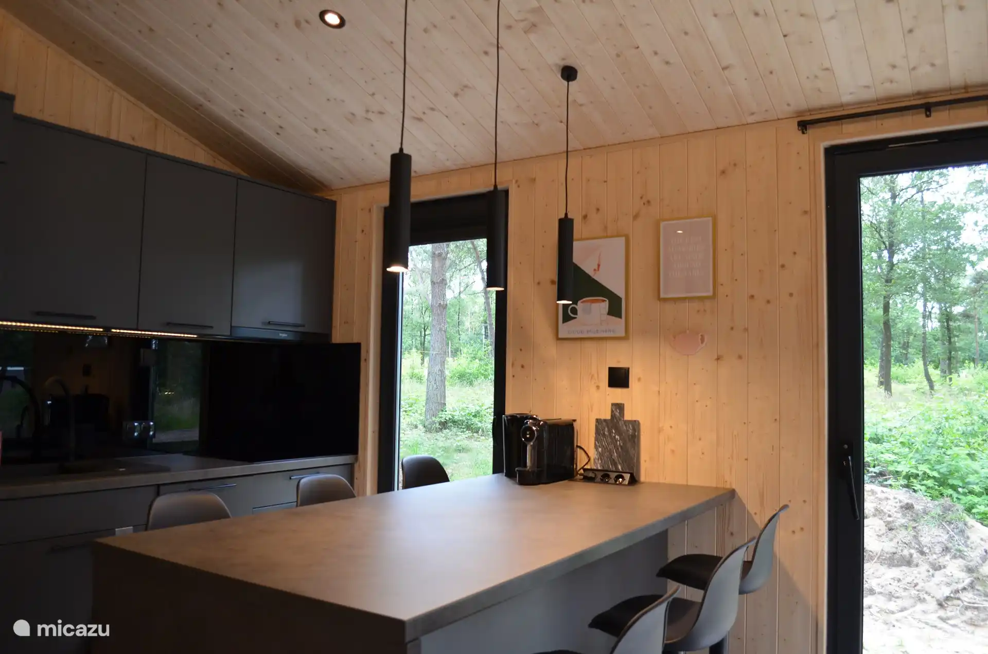 Direkt am Tisch am gemütlichen Esstisch mit sechs Hockern