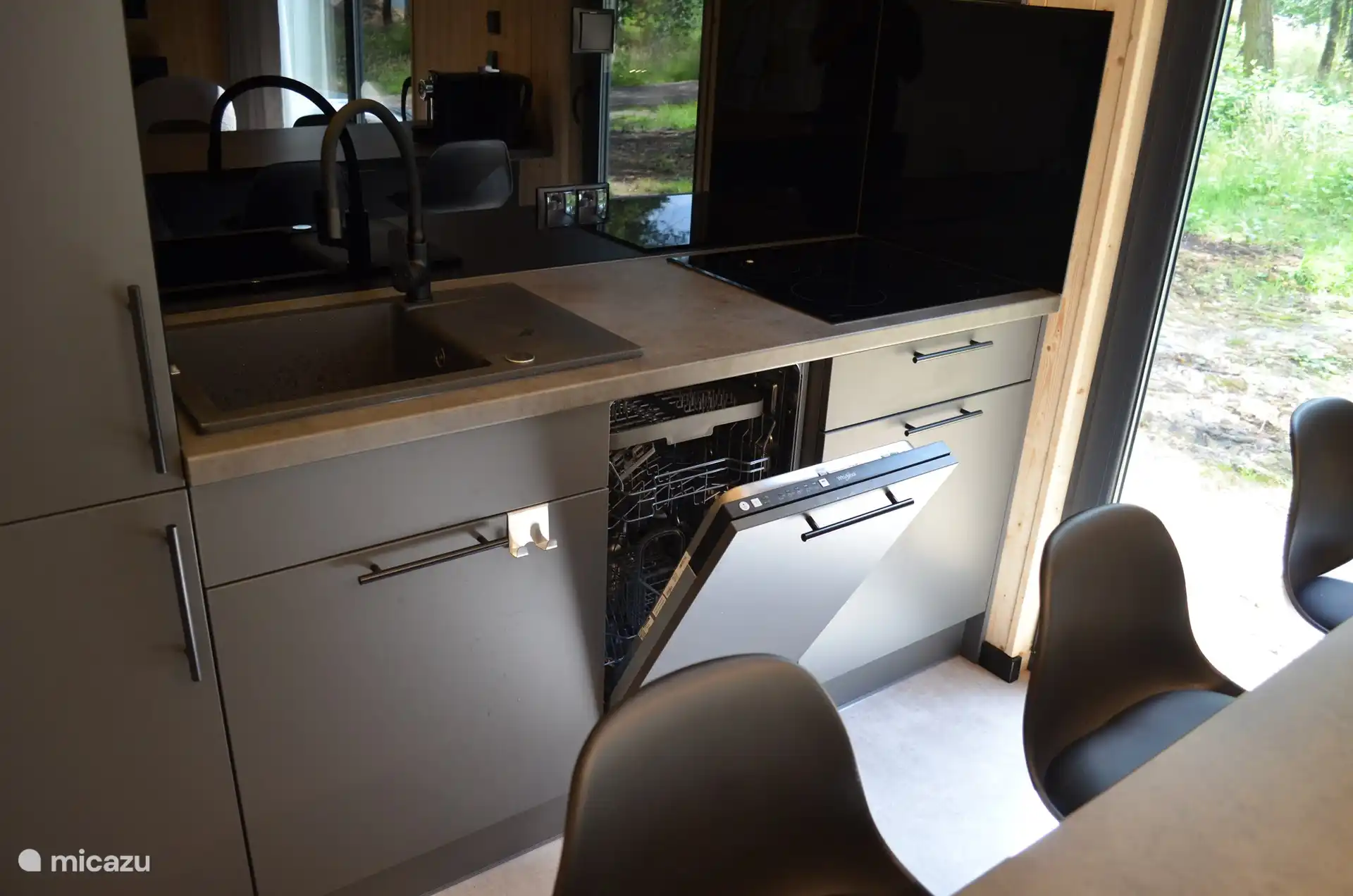 Geschirrspüler und Kochfeld in Reichweite