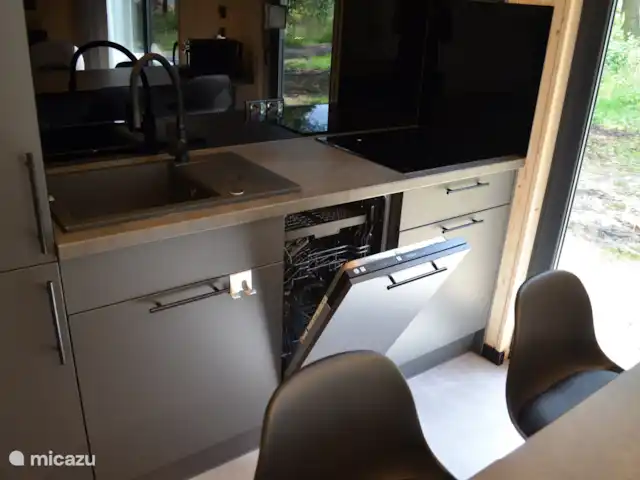 Hella : Aventure et Nature  | Pays-Bas, Overijssel, Haarle - chalet Lave-vaisselle et plaque de cuisson à portée de main
